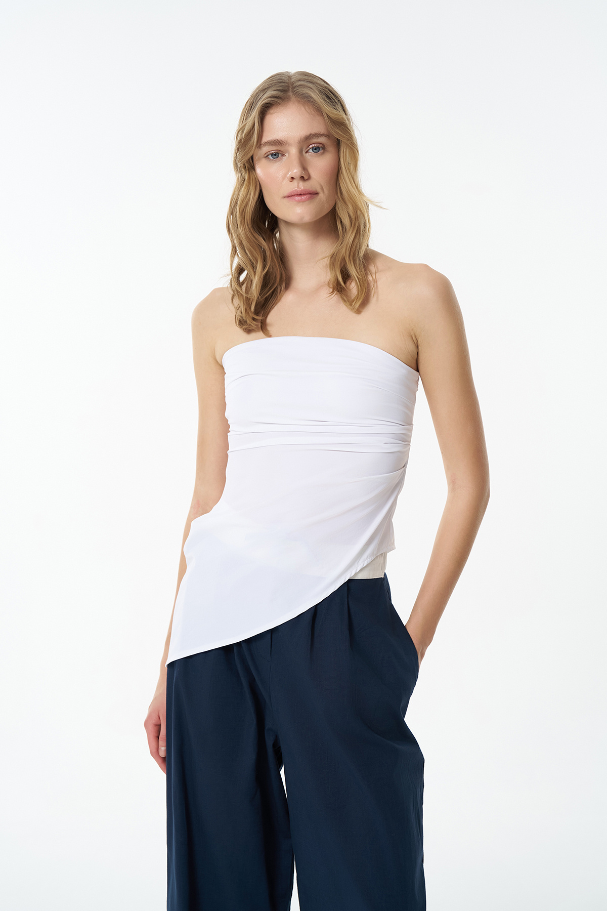 Quzu-White Strapless Asymmetrical Blouse 3