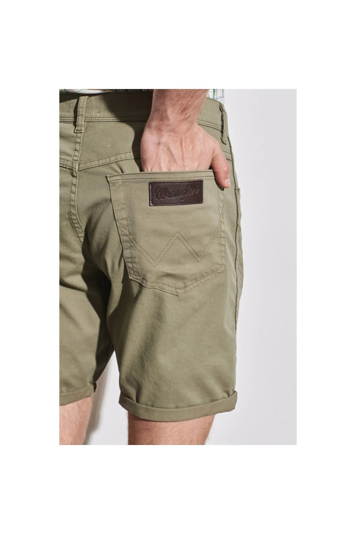WRANGLER-شورت كاكي للرجال 4
