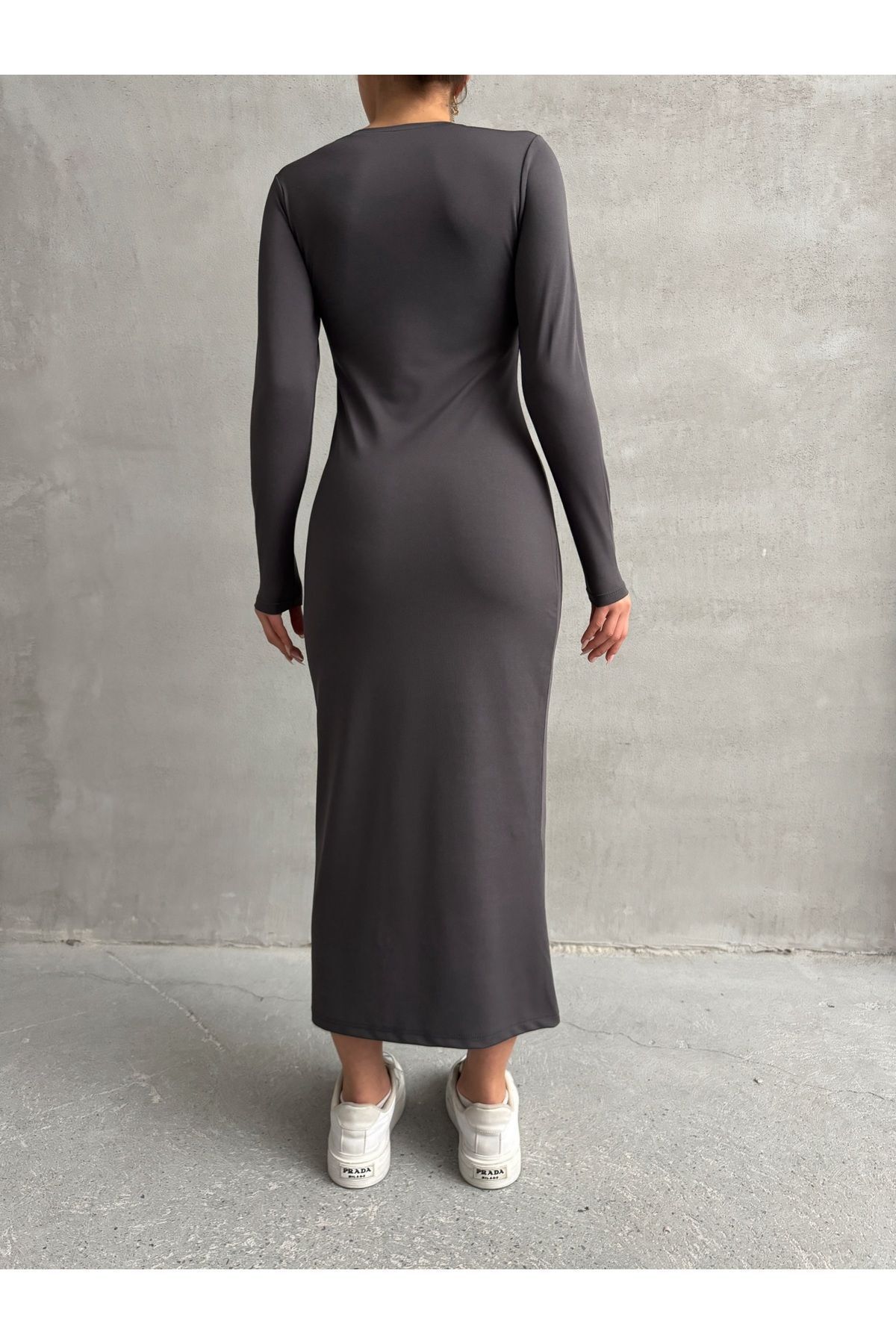 BEJNA-Sukienka damska maxi o kroju bodycon w kolorze antracytowym z okrągłym dekoltem i długimi rękawami 5