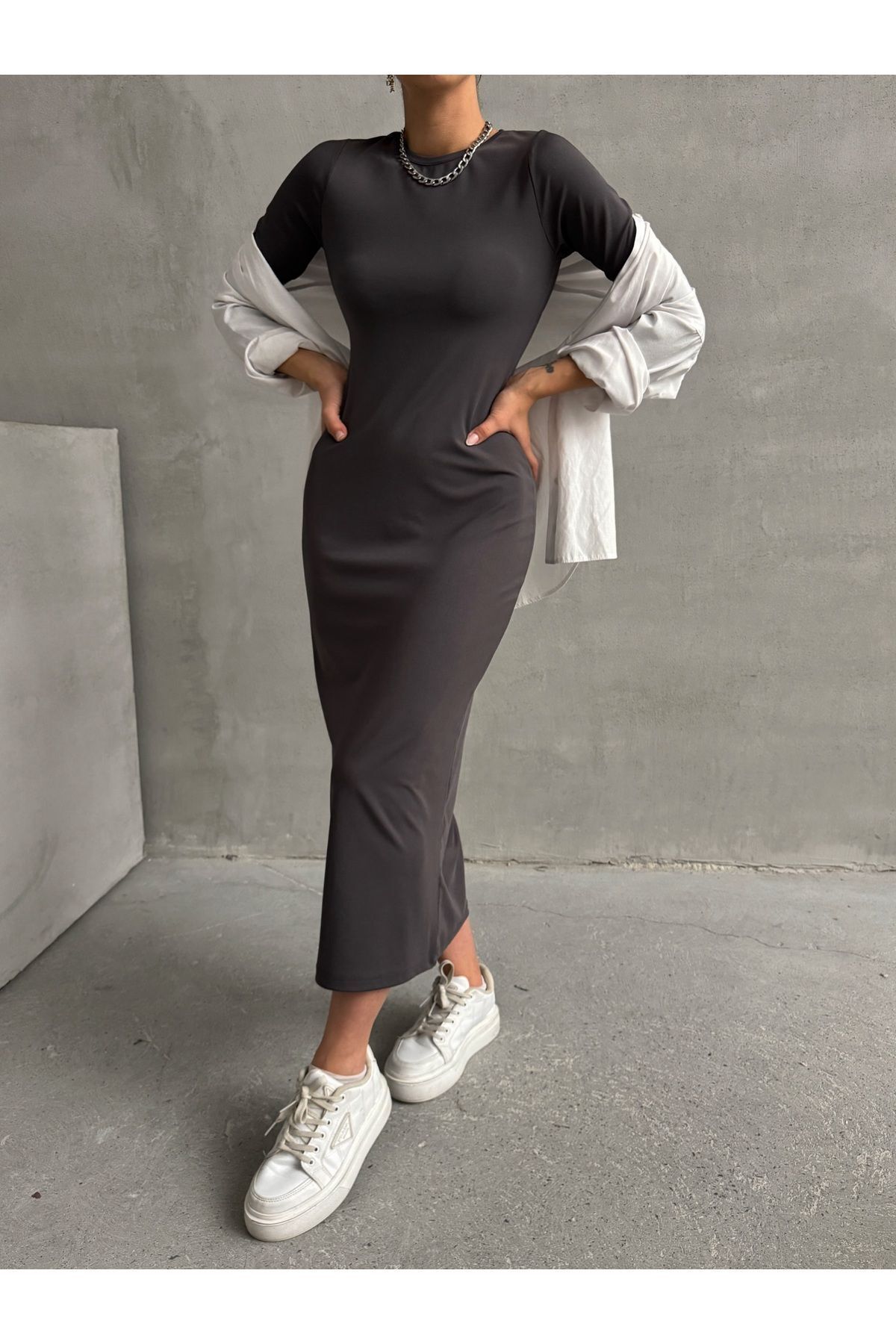 BEJNA-Sukienka damska maxi o kroju bodycon w kolorze antracytowym z okrągłym dekoltem i długimi rękawami 2