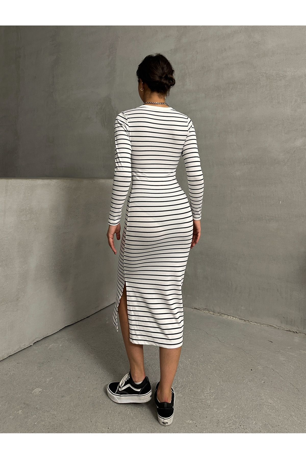 BEJNA-Weißes gestreiftes Stretch-Strickkleid – lange Ärmel und Schlitzdetail 5