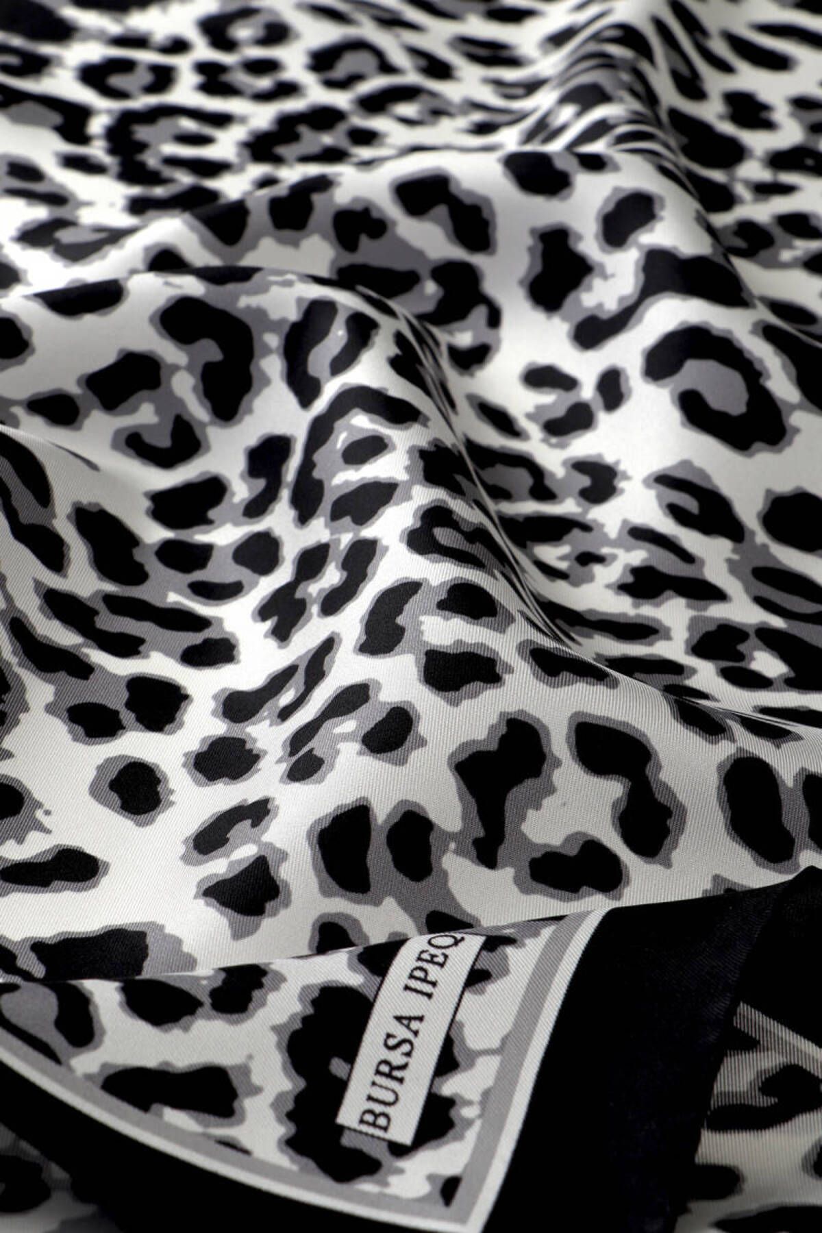 Bursa İpek-Eșarfă de mătase cu model leopard negru 3