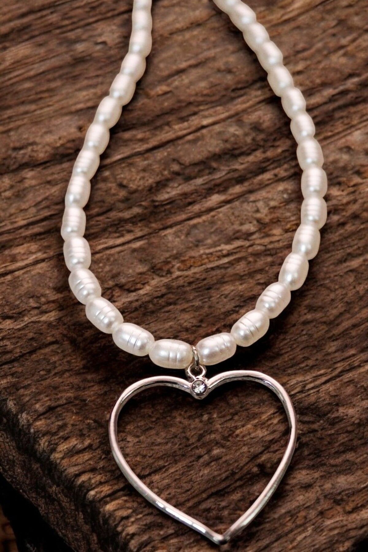 EUROMODA-Silver Coated Pearl Necklace with Patterned Pearl Heart Design 2