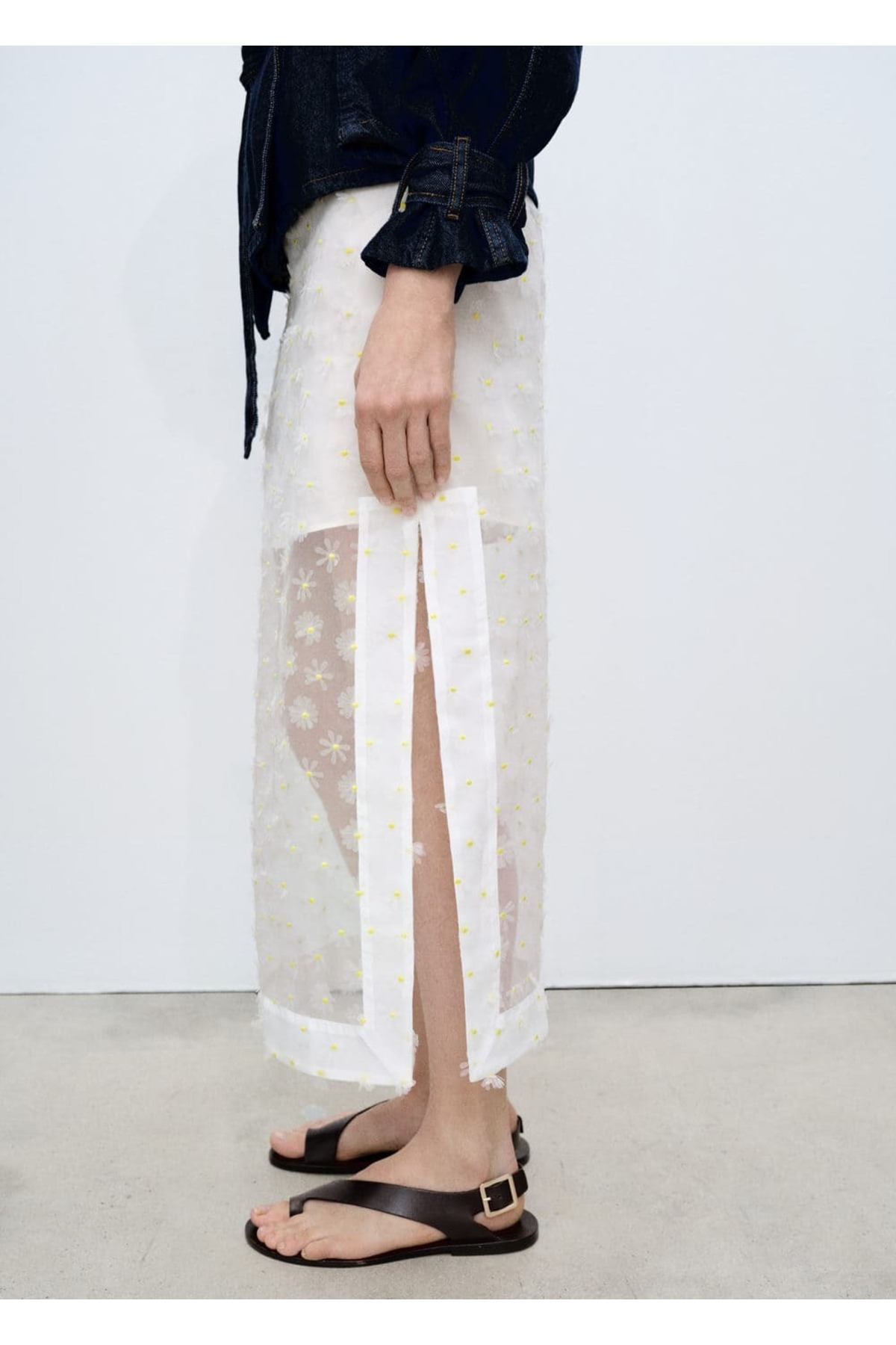 Yarı saydam çiçek işlemeli etek