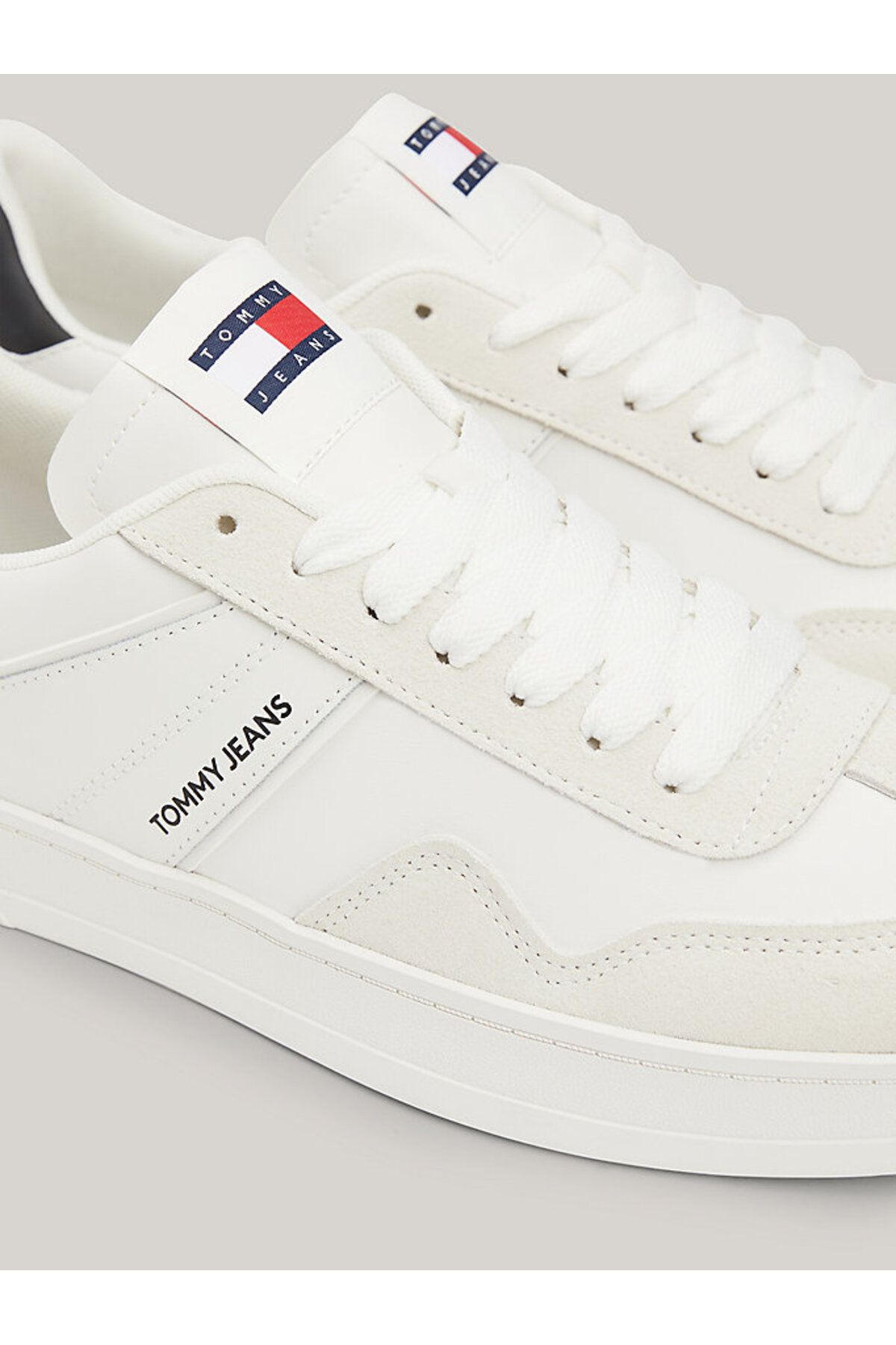 اسنیکر مردانه آرم مارک توری مبتنی بر لباس روزانه سفید EM0EM01414 YBL Tommy Hilfiger