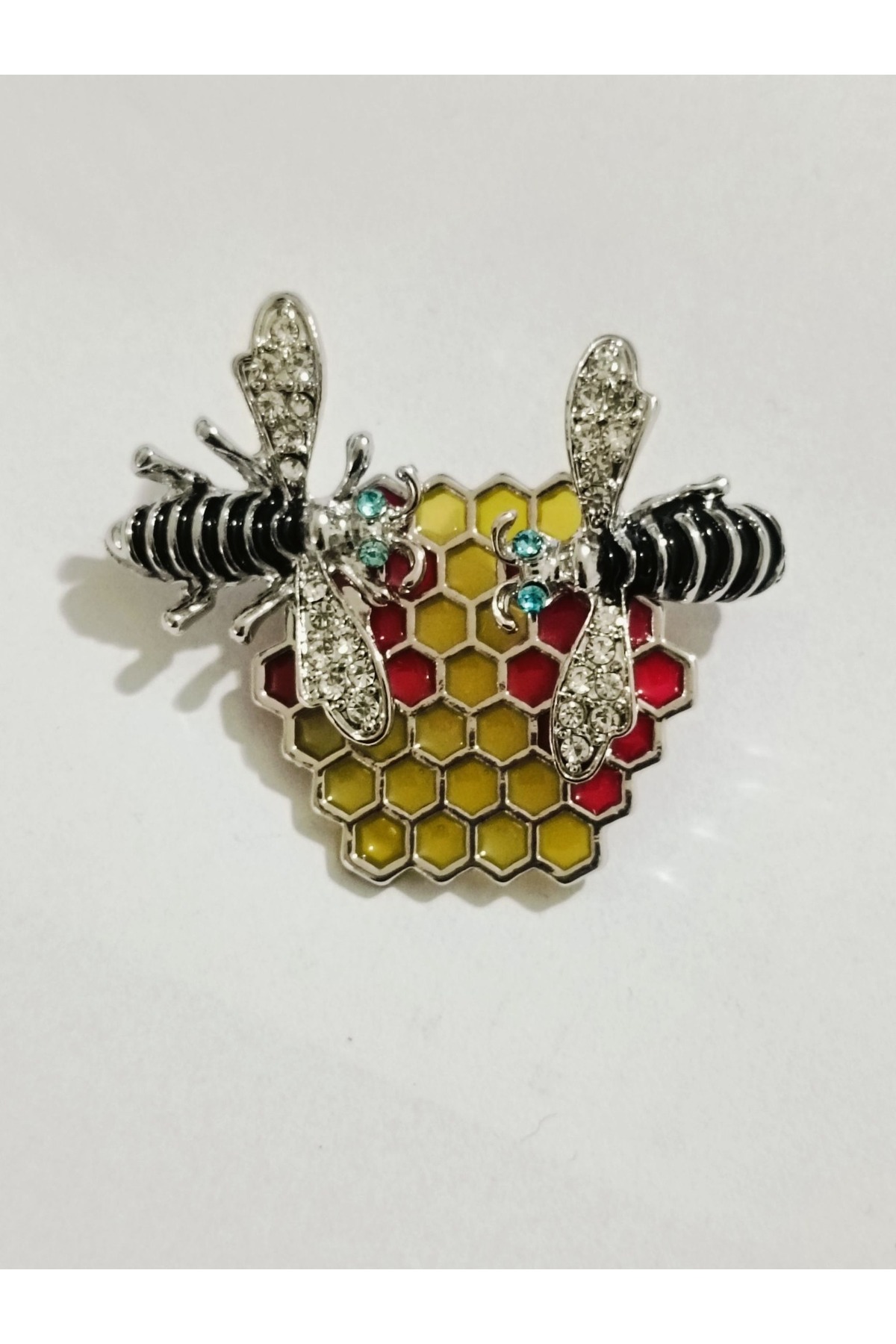 سنجاق سینه زنانه طرح زنبور عسل از جنس سنگ کریستال زیرکن، رنگ: نقره‌ای، ابعاد: ۴*۵ سانتی‌متر  سنجاق سینه ESJ
