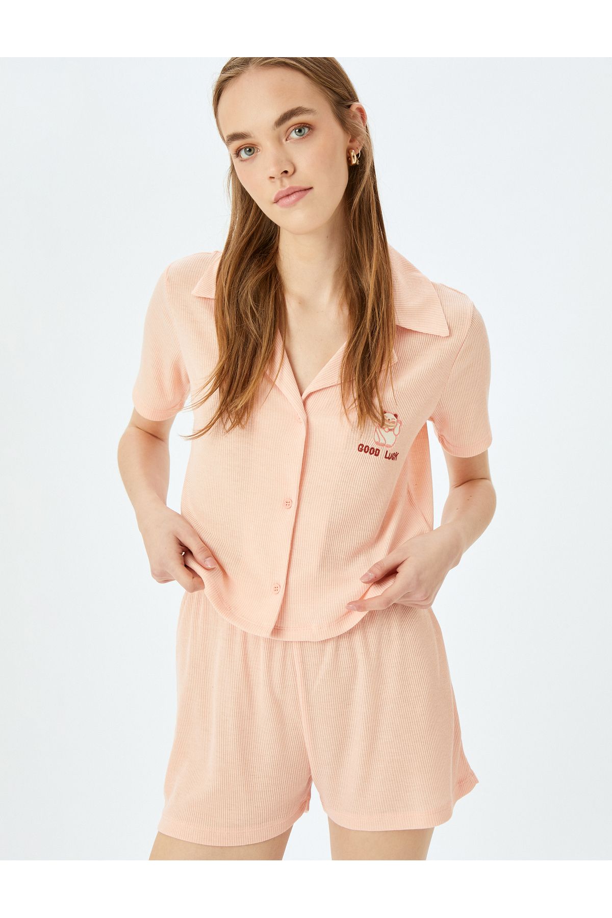 Koton Yeni Sezon Viskon Karışımlı Düğmeli Gömlek Yaka Şort Pijama Takımı