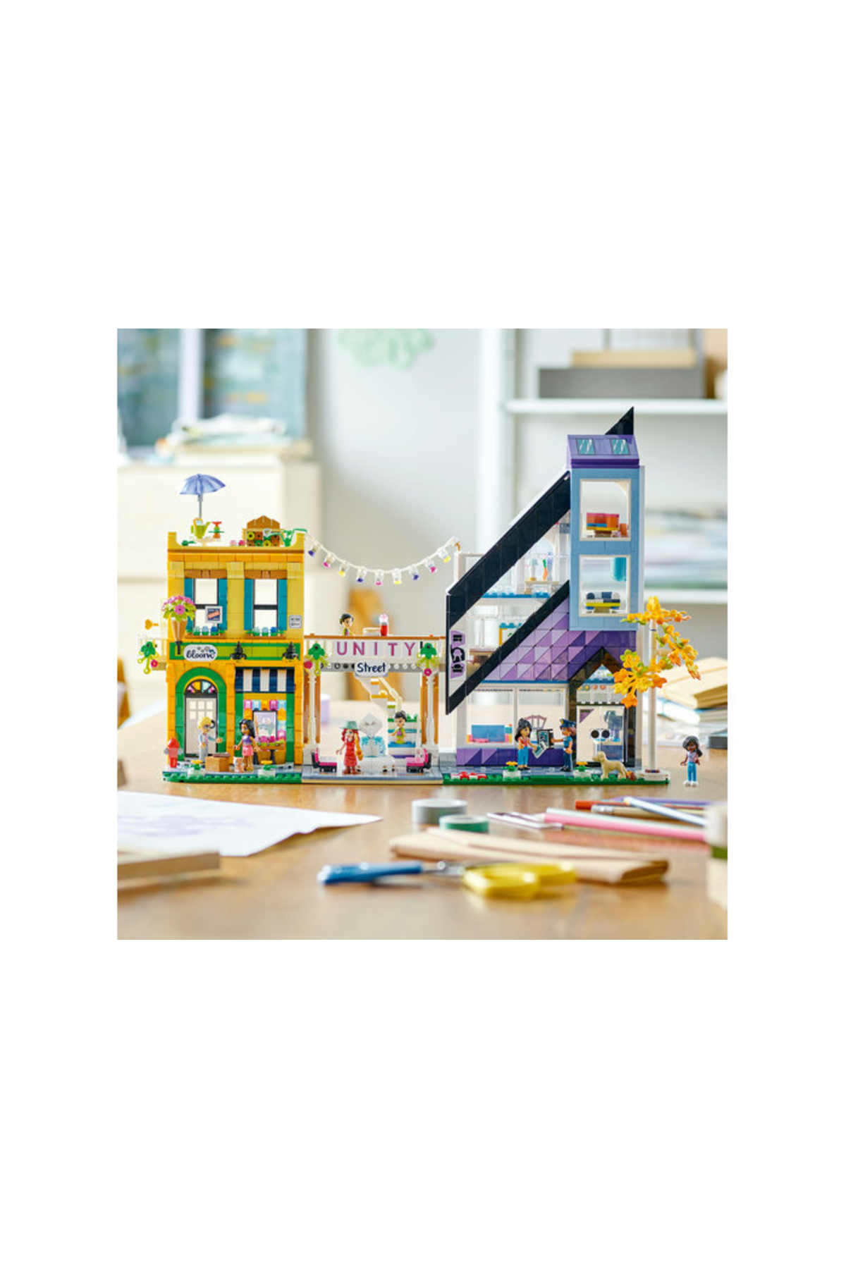 دوستان41732 فروشگاه‌های گل و طراحی مرکز شهر (قطعهٔ ۲۰۱۰)