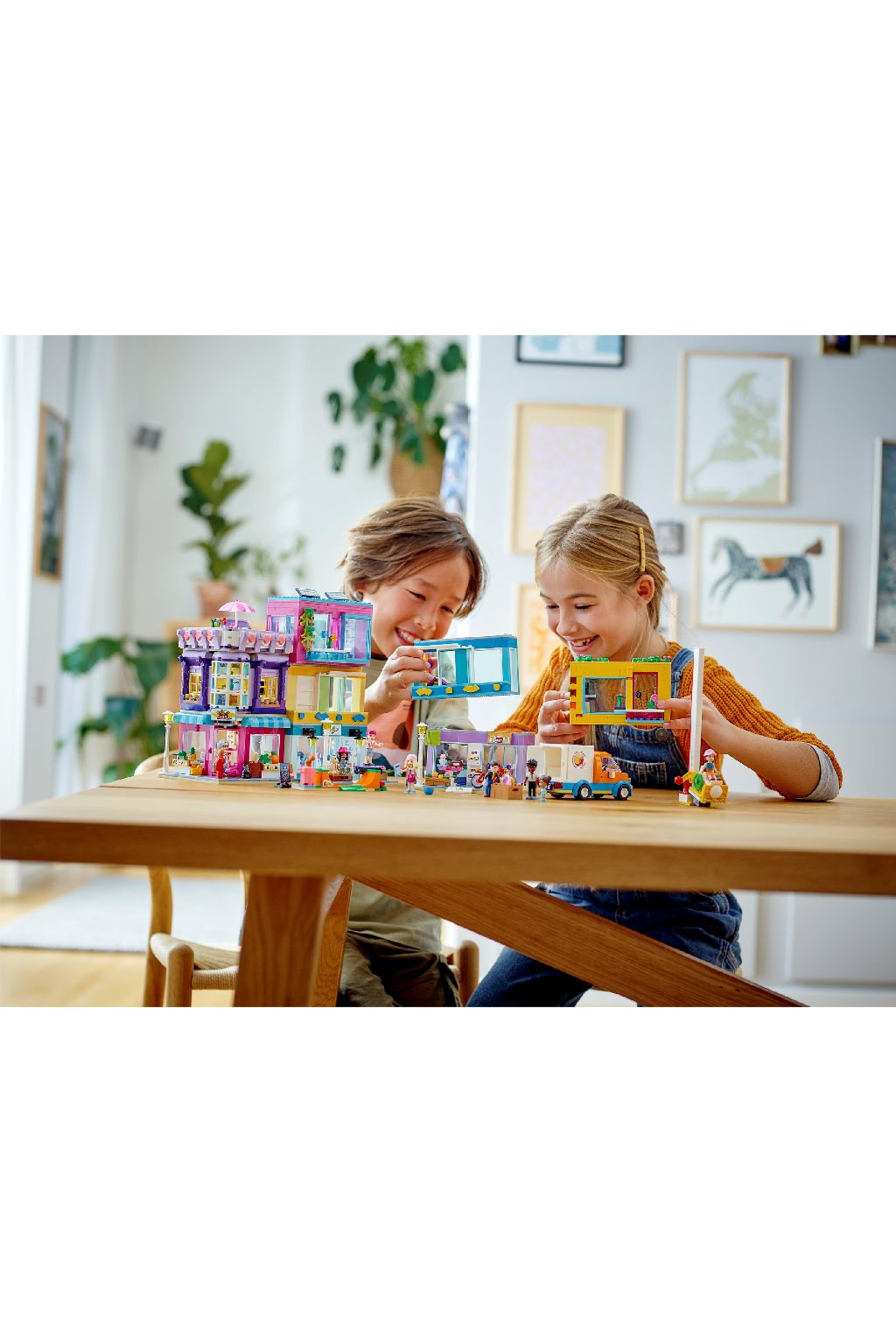 فرندز مدل ساختمان خیابان اصلی ۴۱۷۰۴ – آپارتمان با فروشگاه اسباب‌بازی و کافه برای سنین ۸ سال به بالا