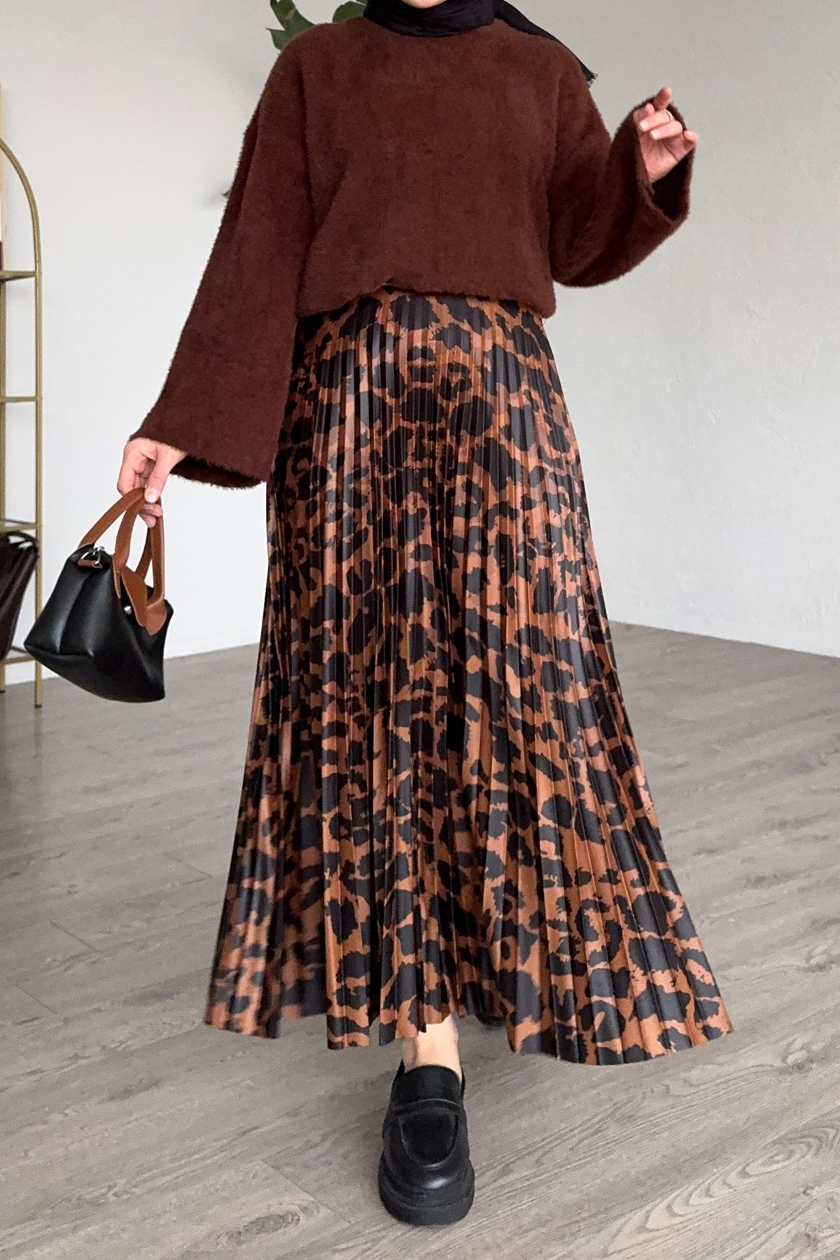 InStyle-Large Leopard Print Pleated Tan Skirt 3