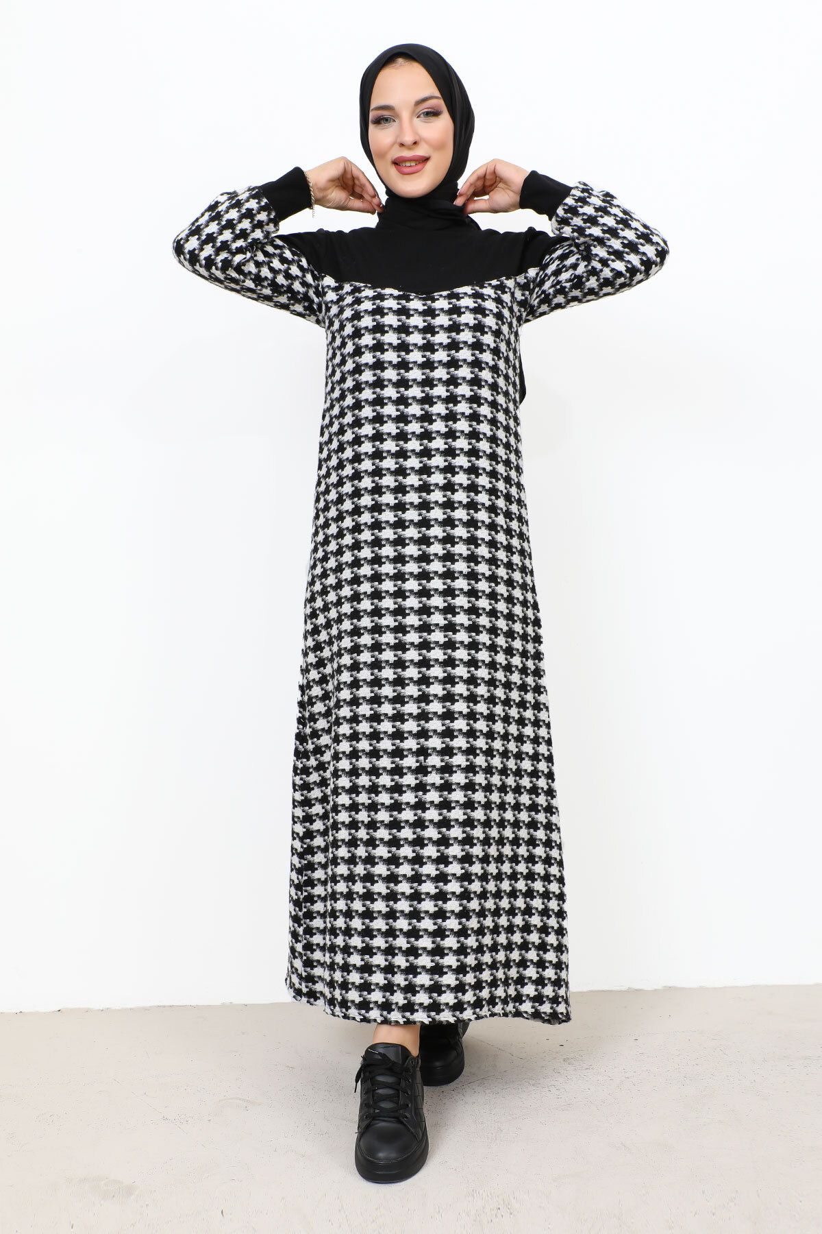 Tesettür Dünyası-Kleid mit Hahnentrittmuster TSD231102 Weiß 1