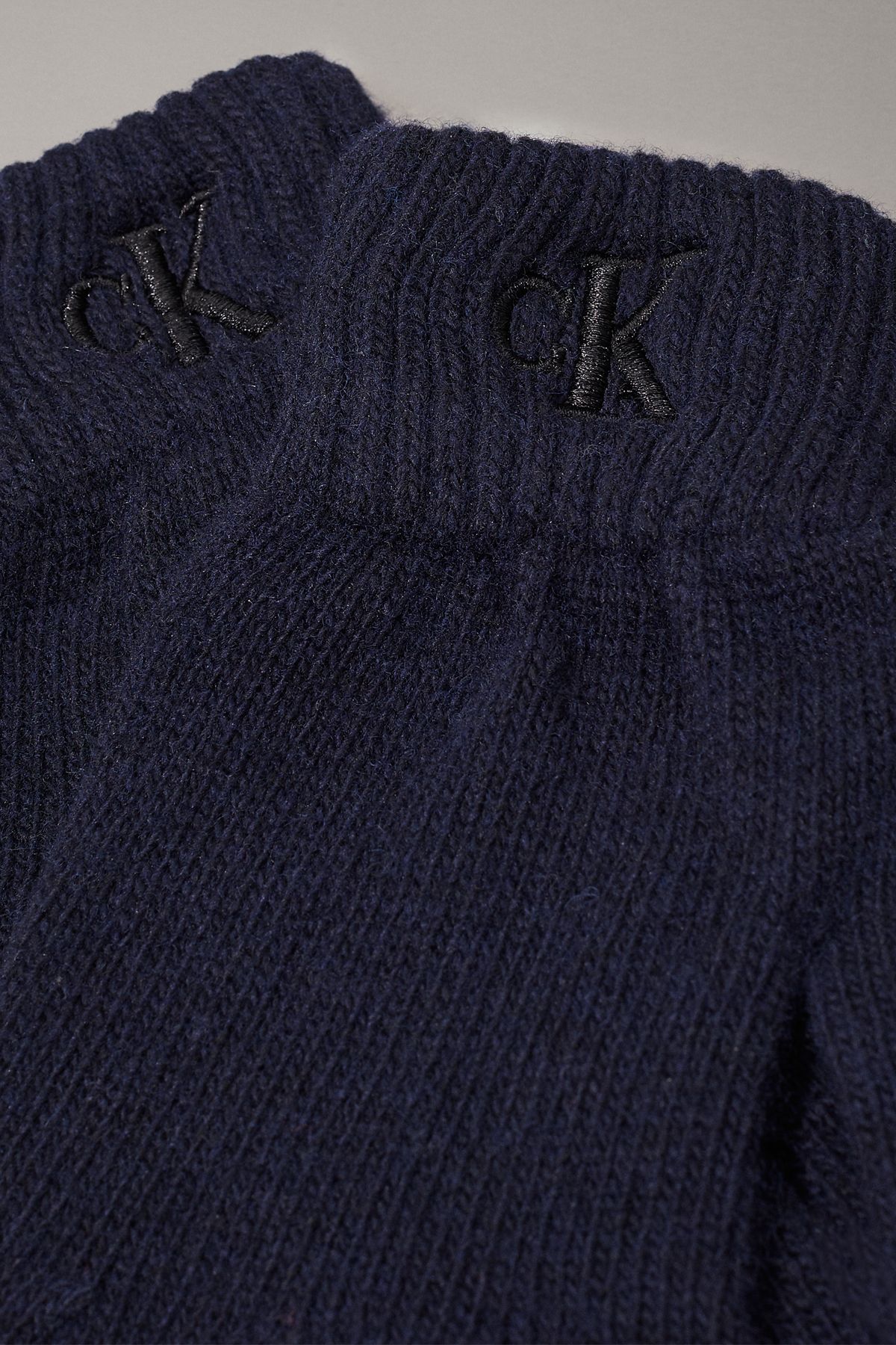 Calvin Klein Jeans-Mono Embro Geschenk Beanie und Handschuhe Set 9