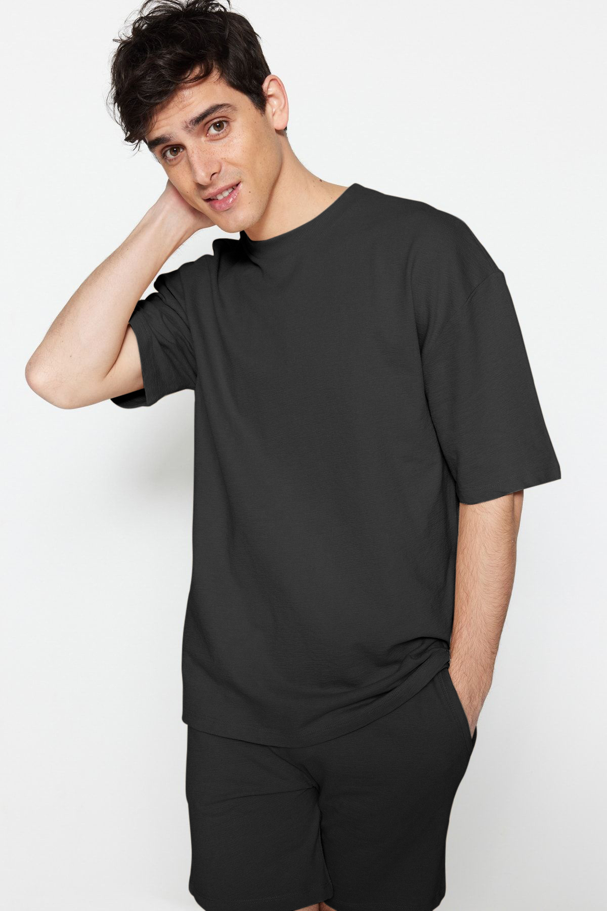 Trendyolmilla Man Antrasit Oversize/Geniş Kesim Etiket İşlemeli Dokulu Tok T-shirt TMNSS23TS00074