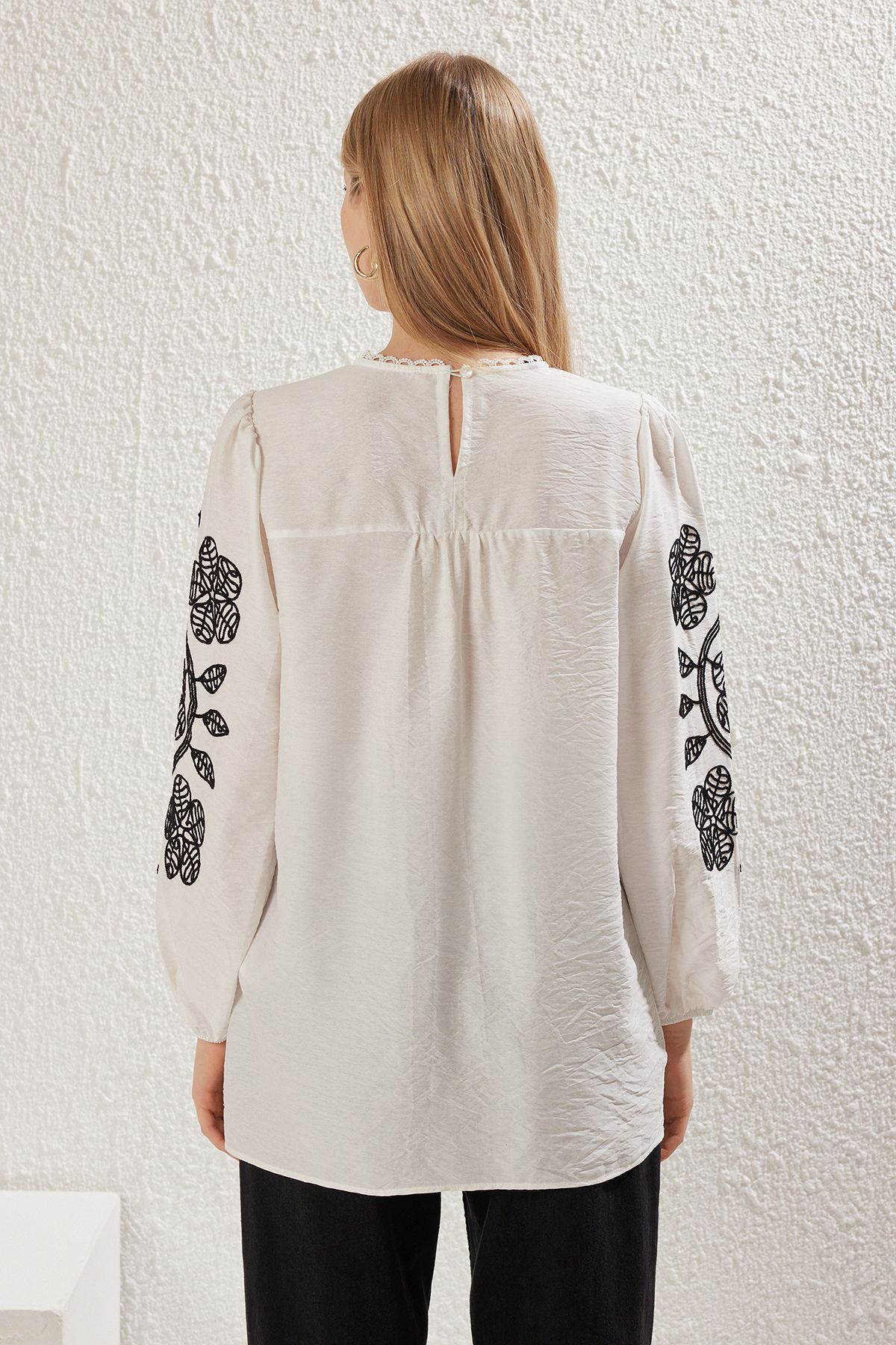 Trendyol Modest-Ecru haftowana, szczegółowa, tkana koszula hidżabowa Tctss25Uk00009 5