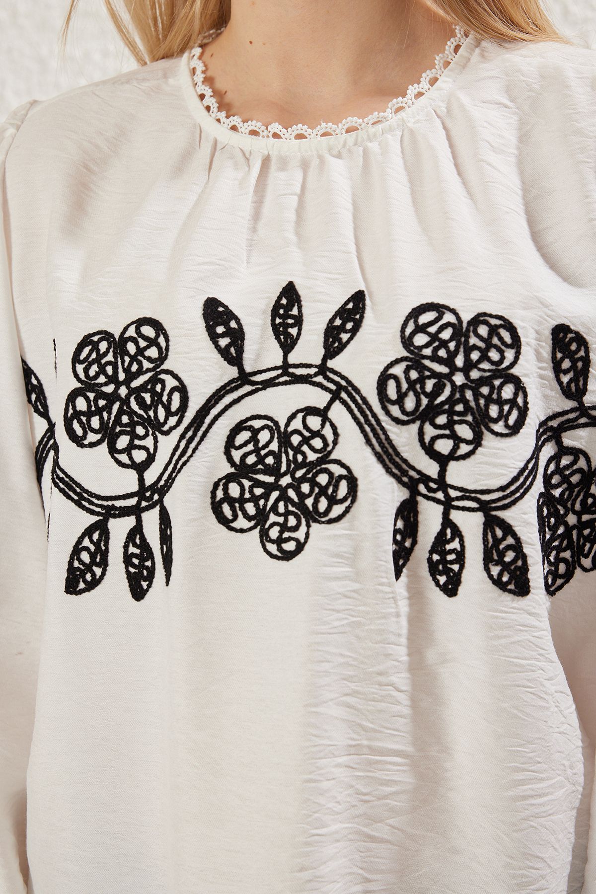 Trendyol Modest-Ecru haftowana, szczegółowa, tkana koszula hidżabowa Tctss25Uk00009 2