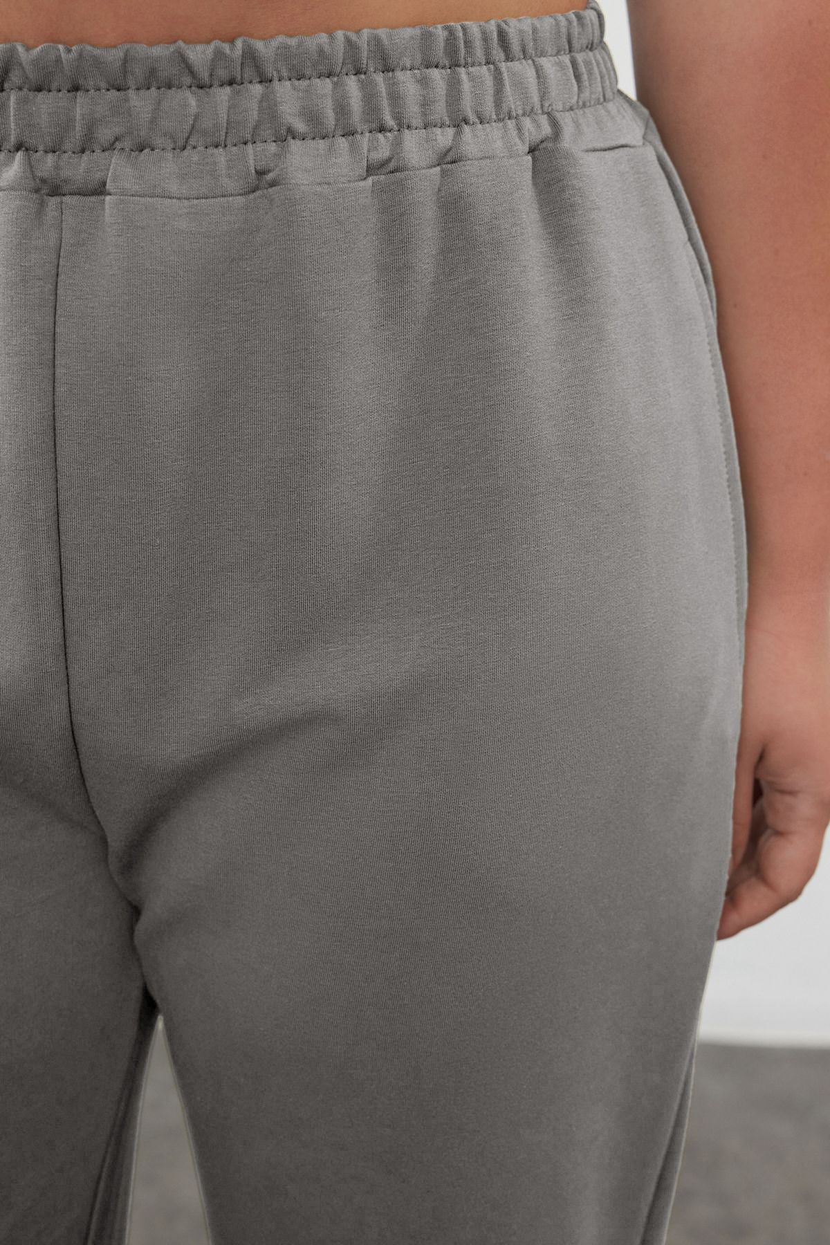 Trendyol Curve-Graue, dünne Strick-Jogginghose in Übergröße – TBBAW23AJ00007 3