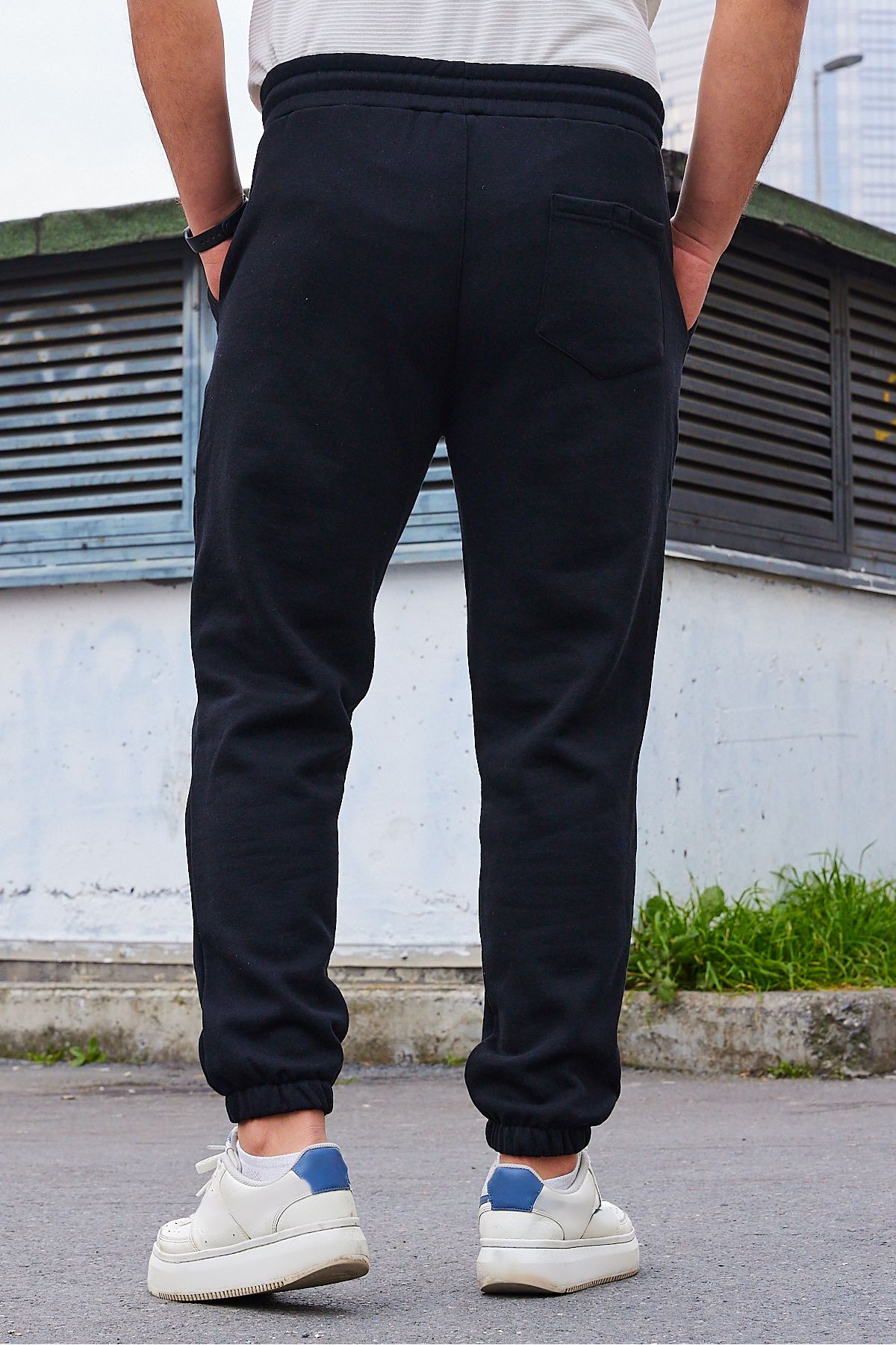 Trendyol Collection-Schwarze Fleece/warme Jogginghose – normaler Schnitt, elastisches Bein TMNAW22EA0346 4