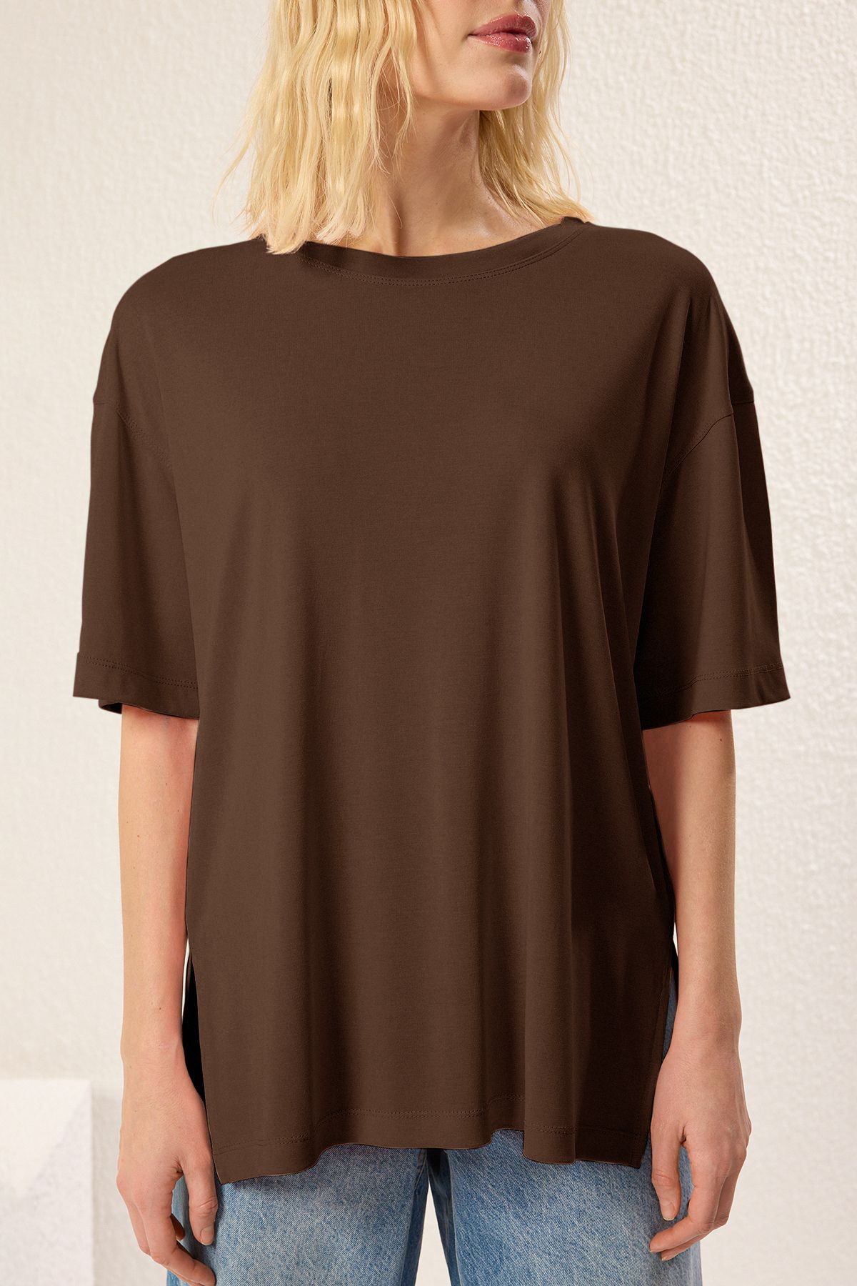 Trendyol Collection-Braunes, mehr haltbares, übergroßes/breites, gestricktes T-Shirt aus Modalstoff TWOSS25TS00125 3