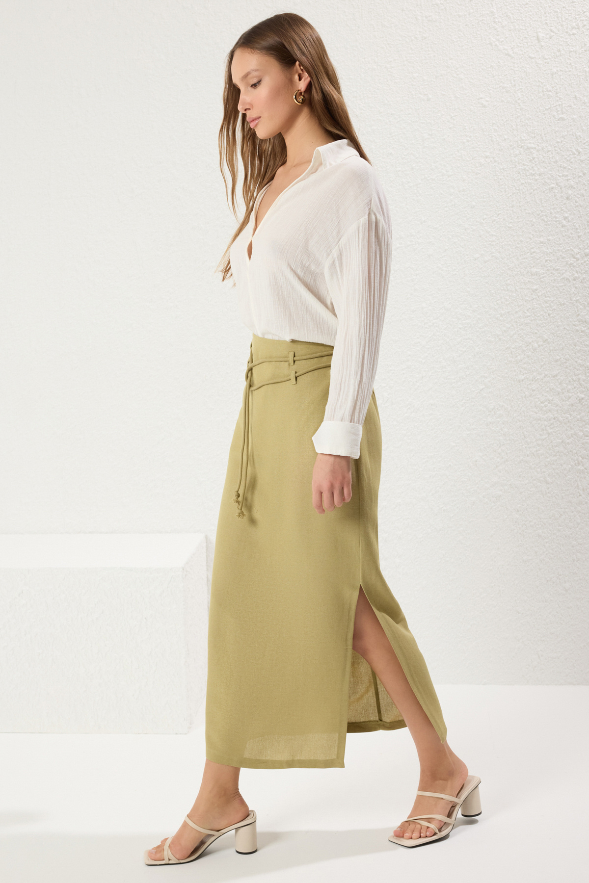 Trendyolmilla  Haki Kordon Kemerli Keten Karışımlı Yandan Yırtmaçlı Maxi Dokuma Etek TWOSS25ET00124 - Görsel 9