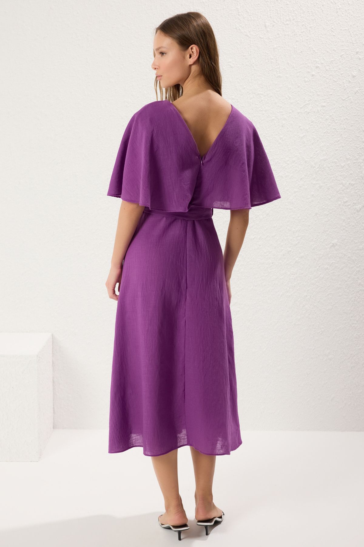 Trendyol Collection-Lilafarbenes, zweireihiges, gewebtes Midi-Kleid in Leinenoptik mit zweireihigem Ausschnitt und Umhang TWOSS25EL00124 5