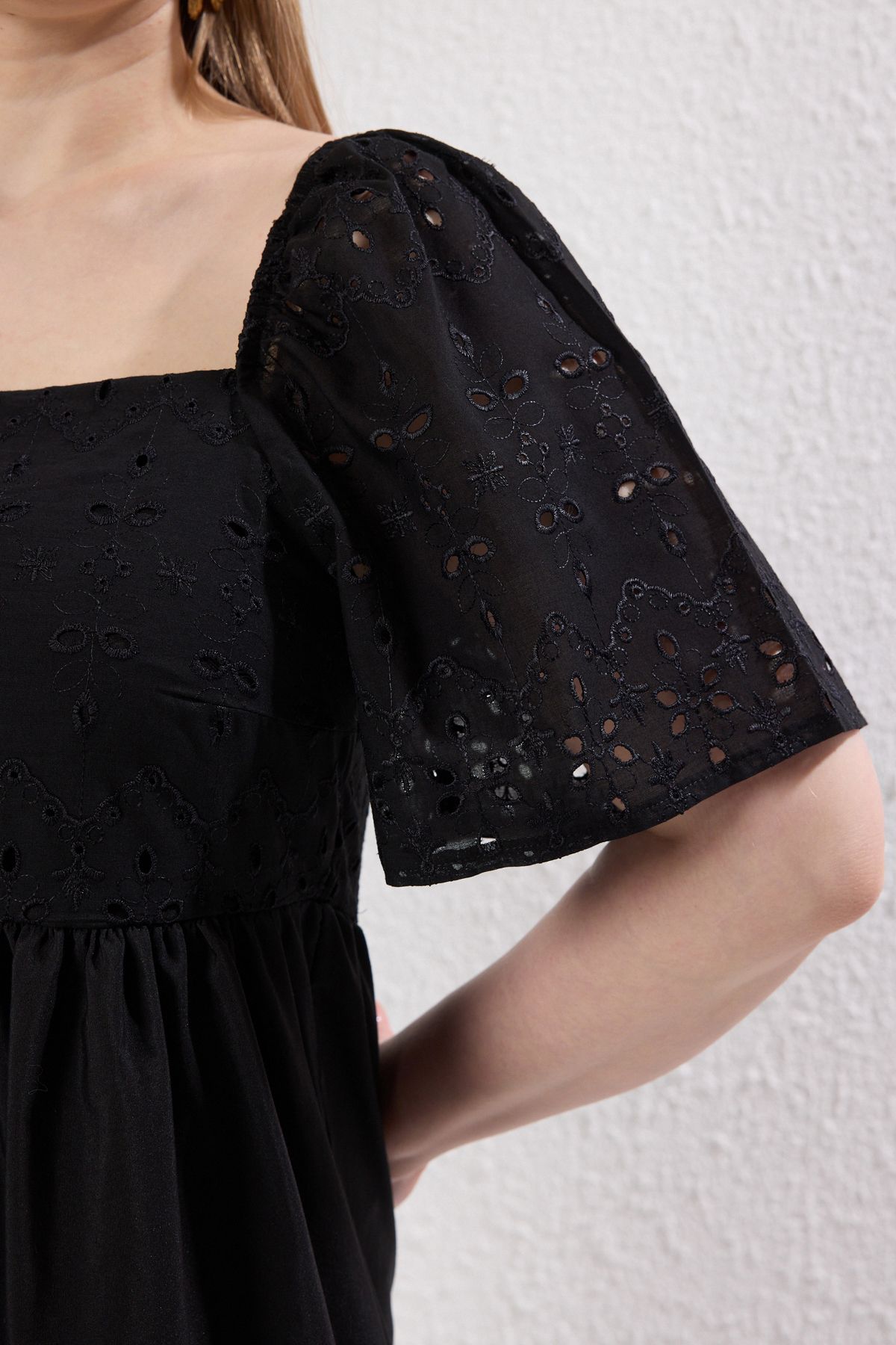 Trendyol Curve-Schwarzes, kurzärmliges, gewebtes Kleid mit quadratischem Ausschnitt in Übergröße TBBSS25AH00067 4