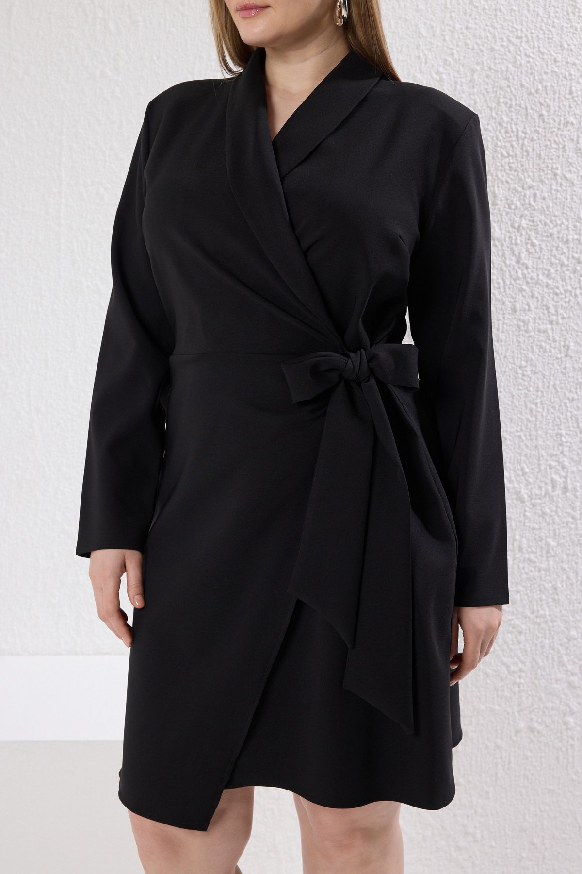 Trendyol Curve-Schwarzes zweireihiges Minikleid in Übergröße - TBBAW24AH00058 3
