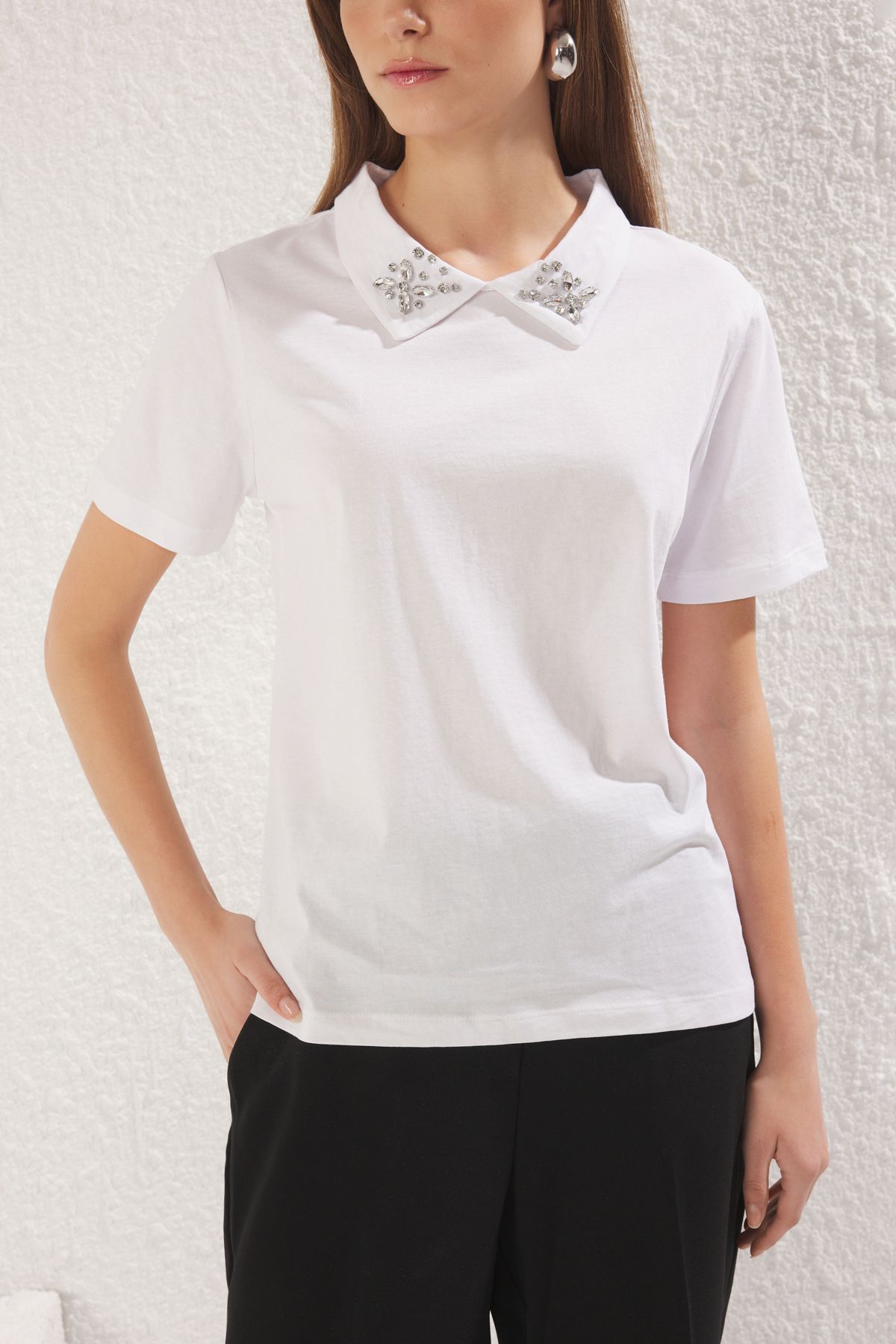 Trendyol Collection-Bílé Polo Neck Stone Detailní Regular/Normal Fit Pletené tričko Twoss25Ts00052 3