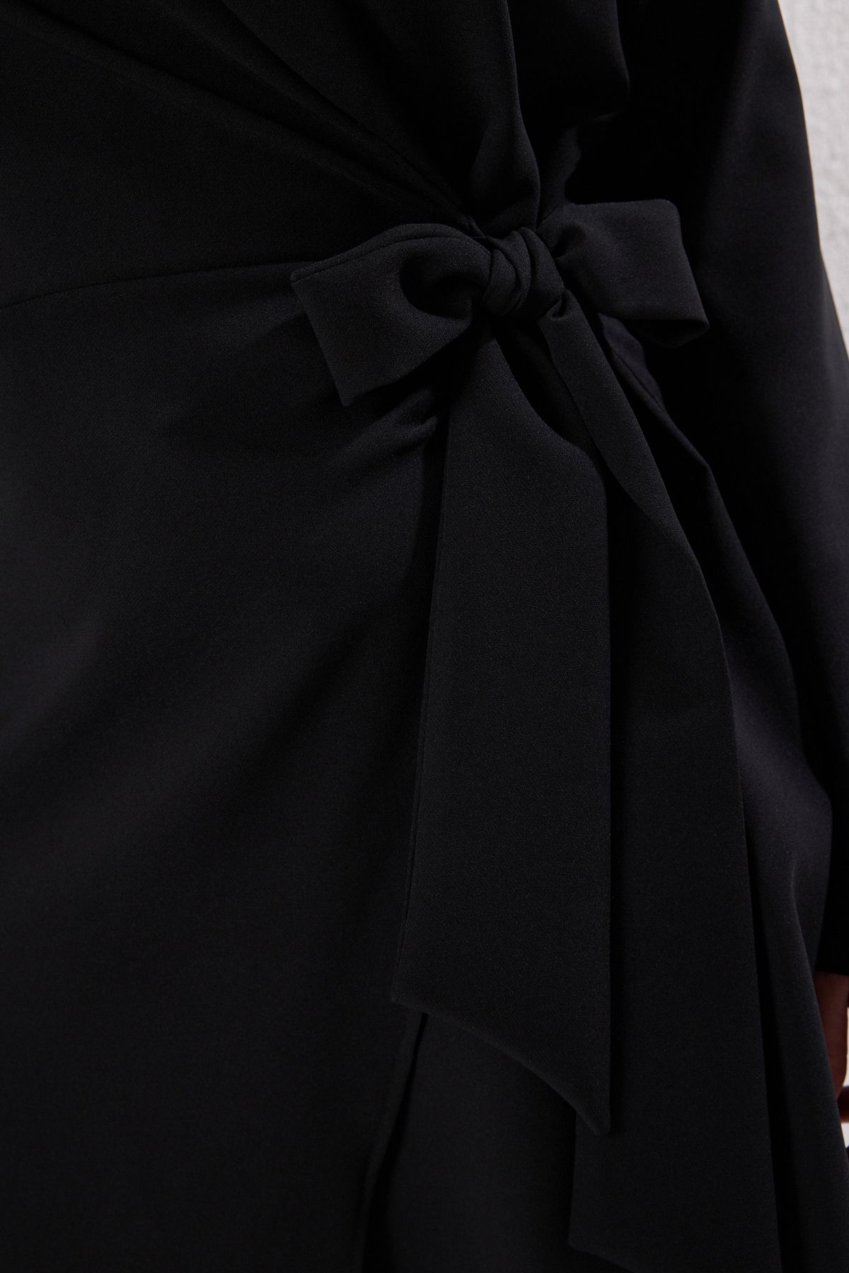 Trendyol Curve-Schwarzes zweireihiges Minikleid in Übergröße - TBBAW24AH00058 4