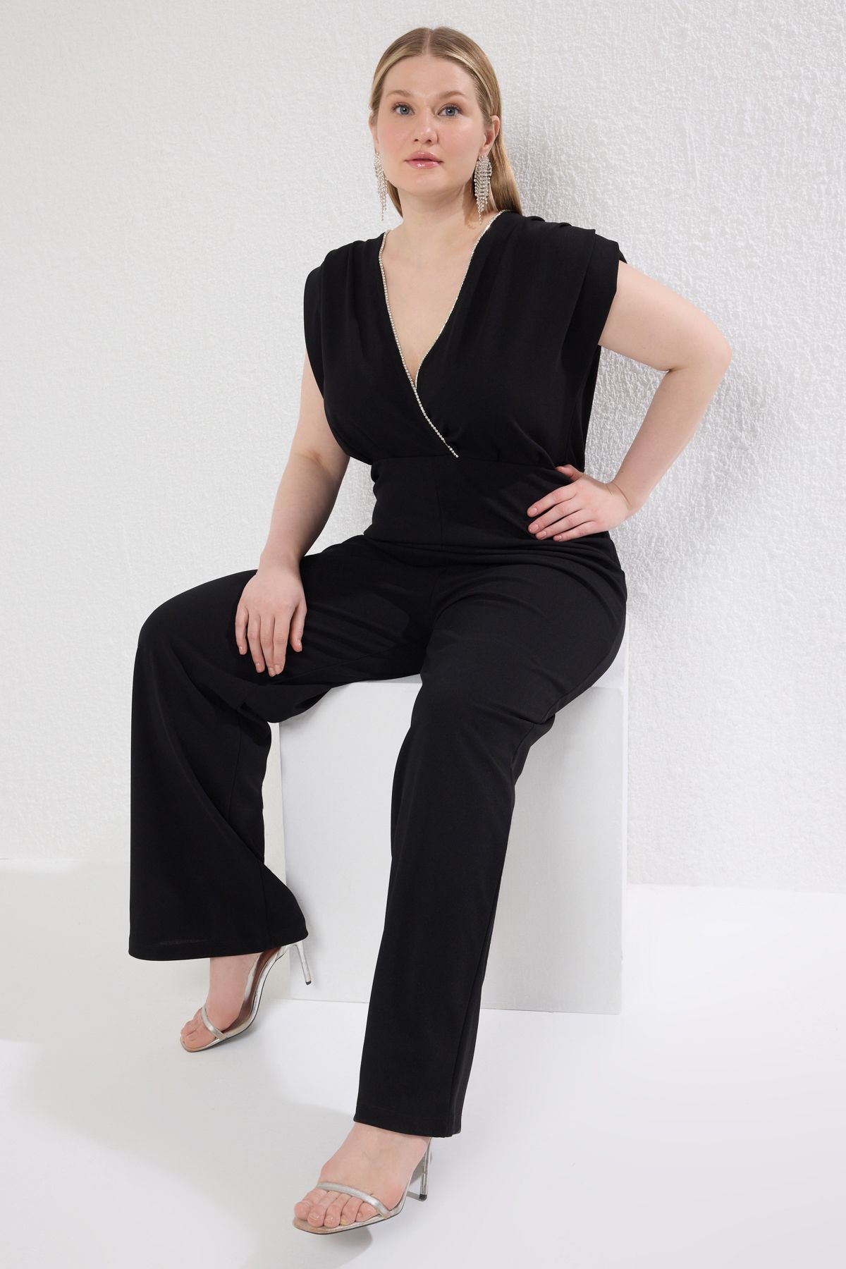 Trendyol Curve-Schwarzer Strickoverall mit zweireihigem Ausschnitt und Strasssteinen in Übergröße TBBSS25BG00012 2