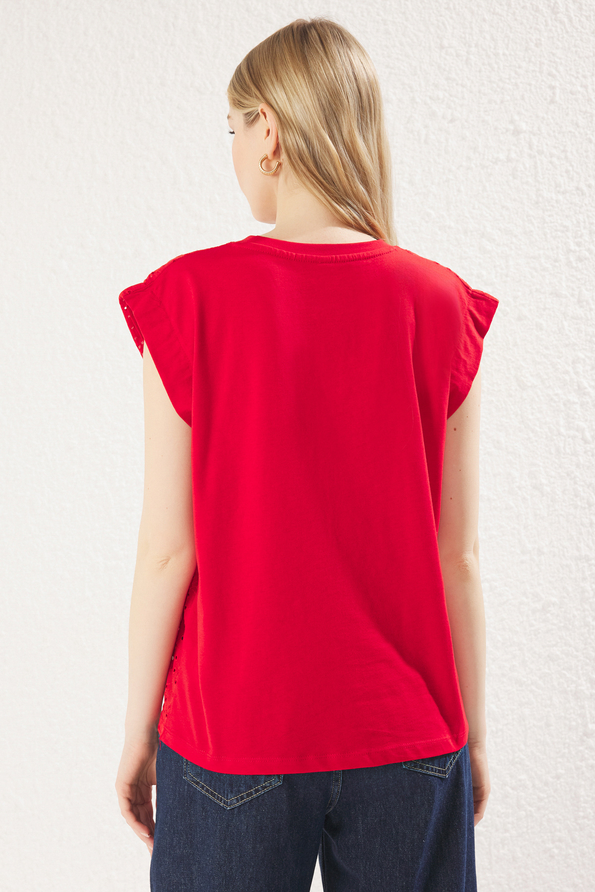 Trendyol Collection-Rotes Strick-T-Shirt mit entspannter Passform – TWOSS25TS00089 5