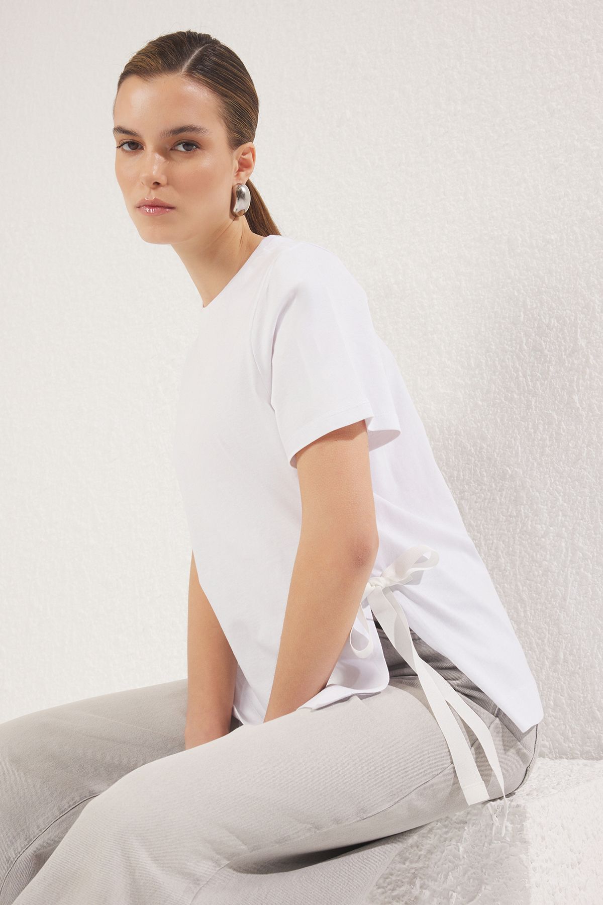 Trendyol Collection Relaxed Fit fehér kötött póló - 100% pamut oldalsó nyakkendővel TWOSS25TS00074