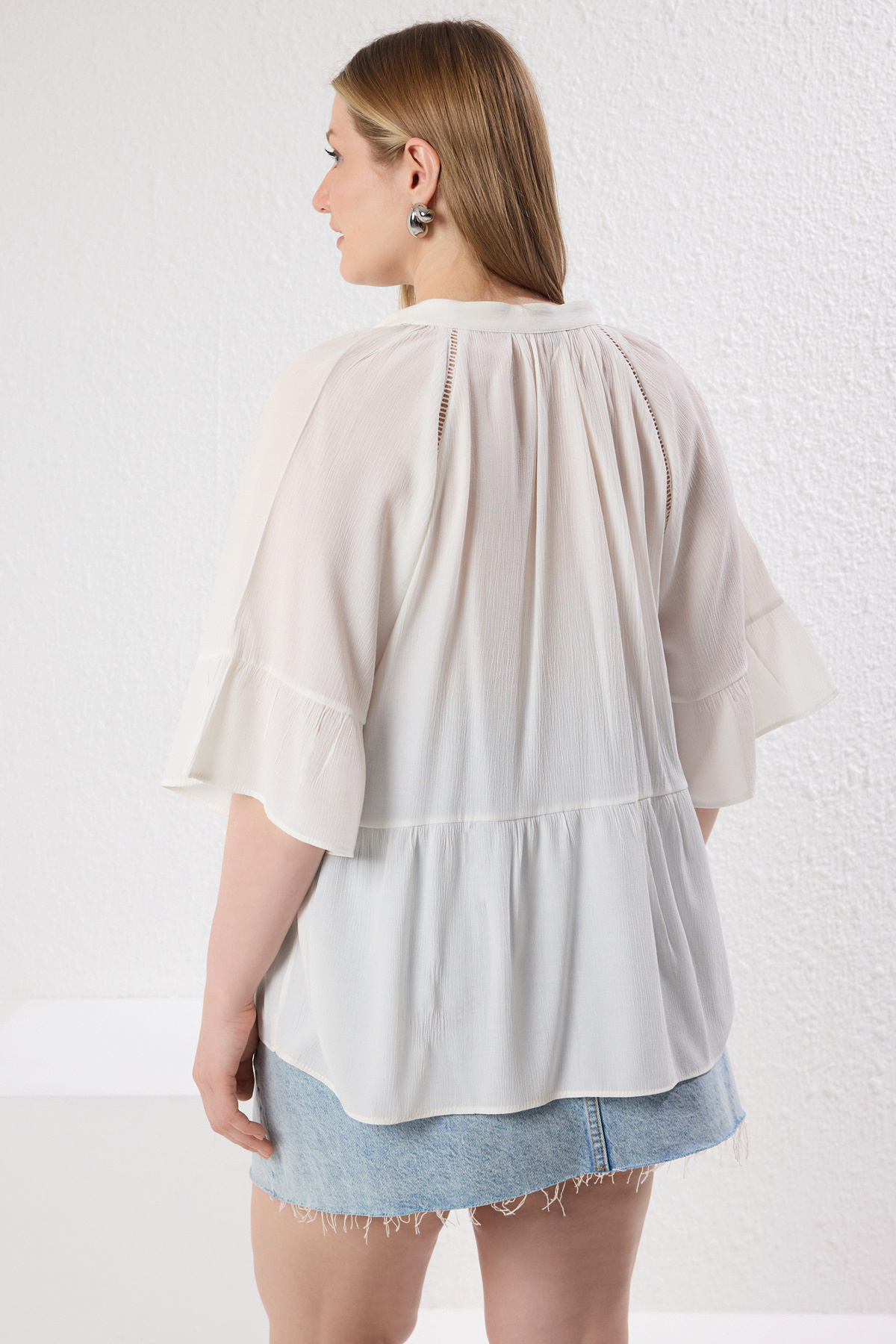 Trendyol Curve-Weißes, kurzärmliges, gewebtes Peplum-Shirt in Übergröße TBBSS25AF00044 5