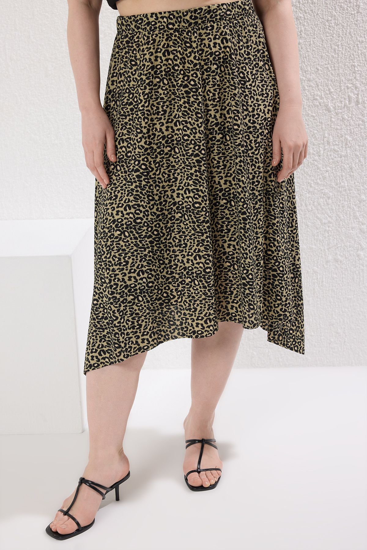 Trendyol Curve-Plus Size Asymmetrical Khaki Leopard Print Knitted Skirt - Tbbss22Et0253 3