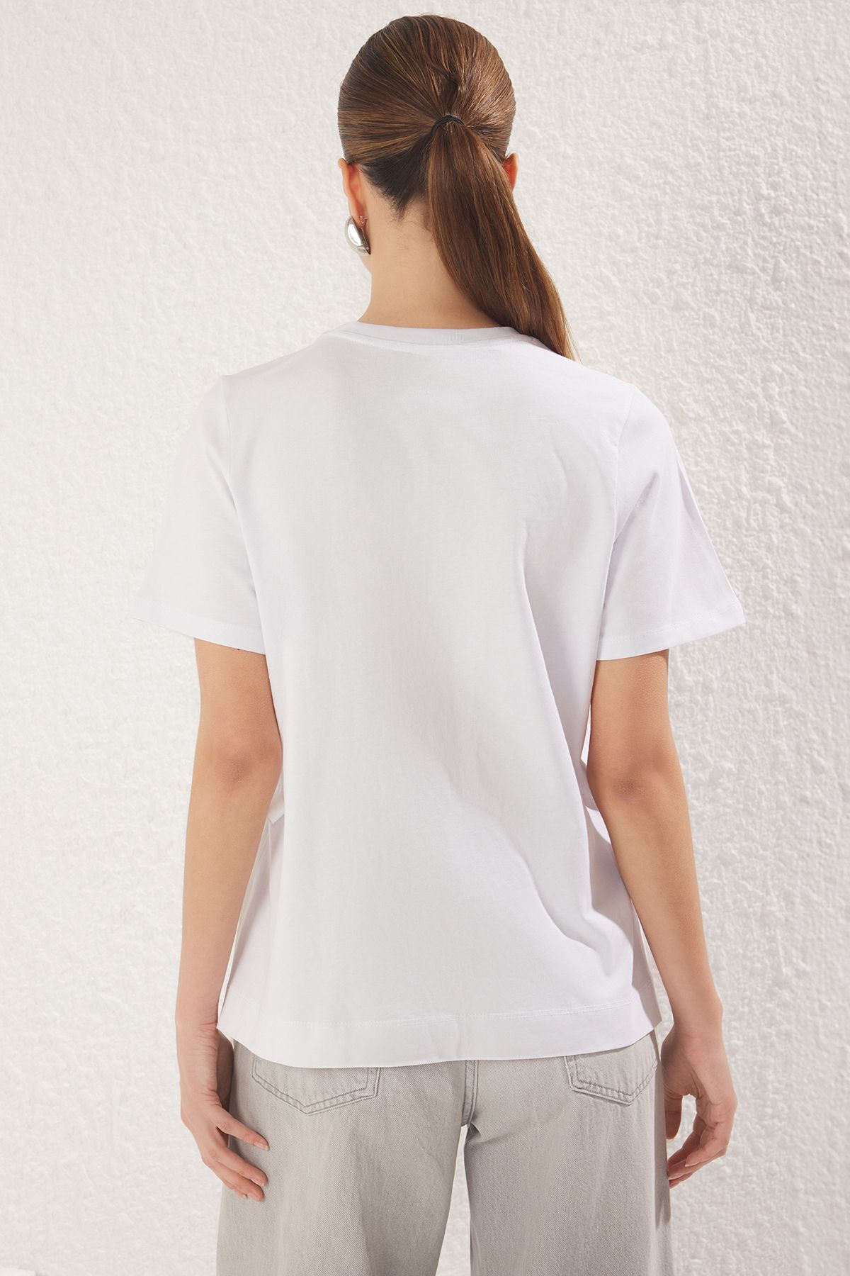 Trendyol Collection-Luźny krój Biała dzianinowa koszulka - 100% bawełny z wiązaniem z boku Twoss25Ts00074 5