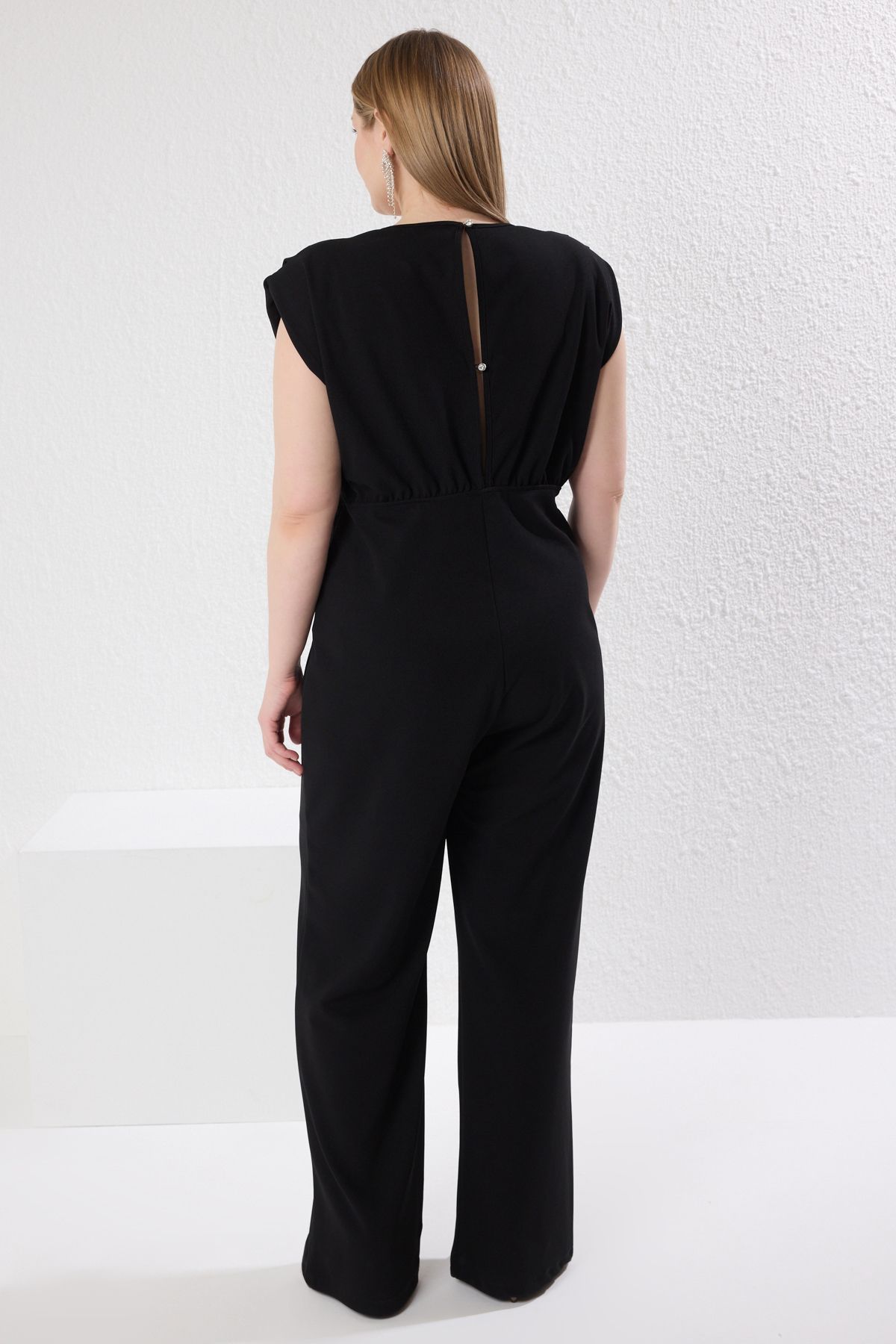 Trendyol Curve-Schwarzer Strickoverall mit zweireihigem Ausschnitt und Strasssteinen in Übergröße TBBSS25BG00012 5