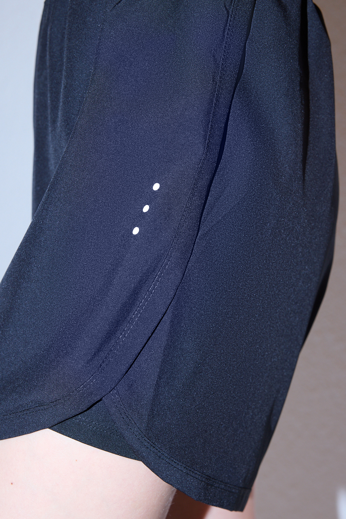 Trendyolmilla  Siyah Reflektör Baskı Detaylı 2 Katmanlı İçi Şortlu Örme Spor Şort THMSS25SR00001 - Görsel 5