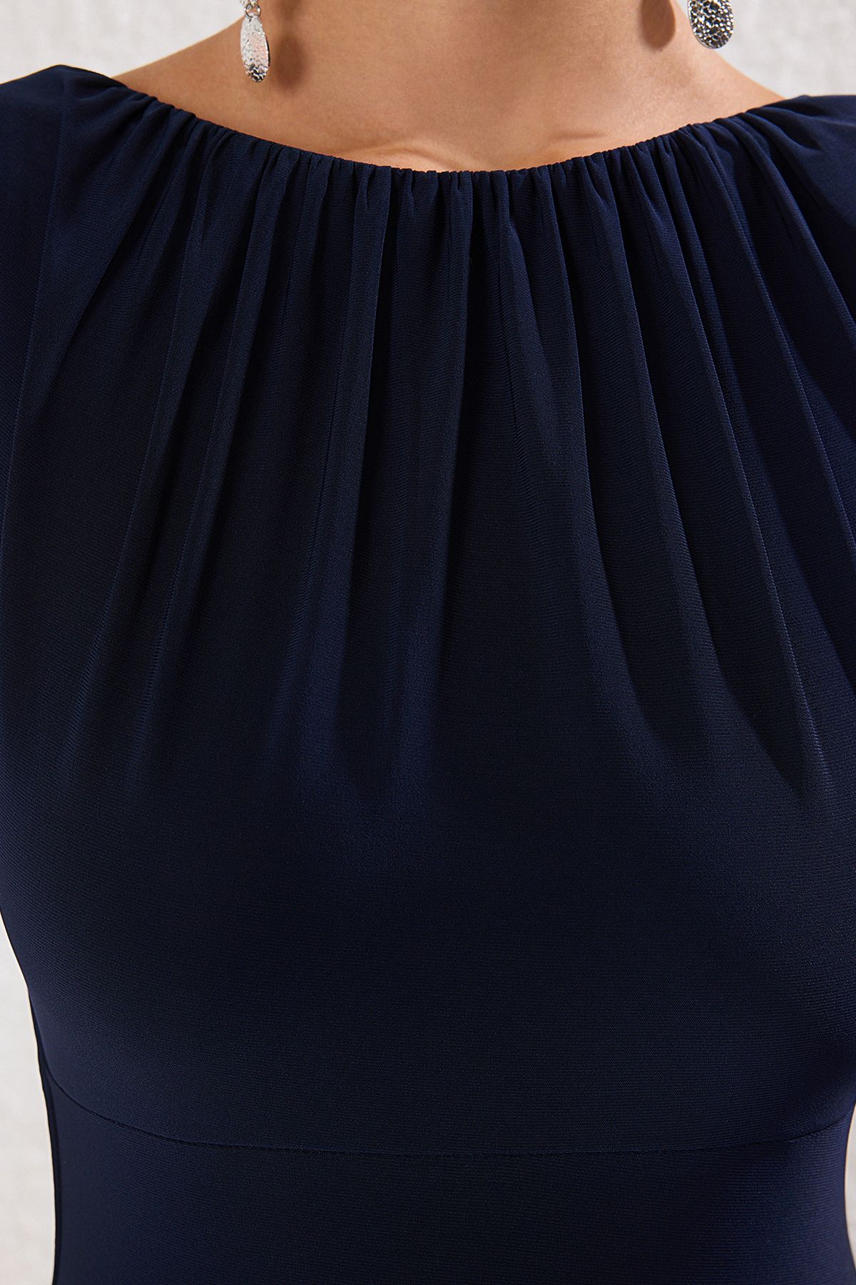 Trendyol Collection-Marineblaues, gerades, drapiertes, gewebtes, sandfarbenes Maxi-Abendkleid und Heimkehrkleid 3