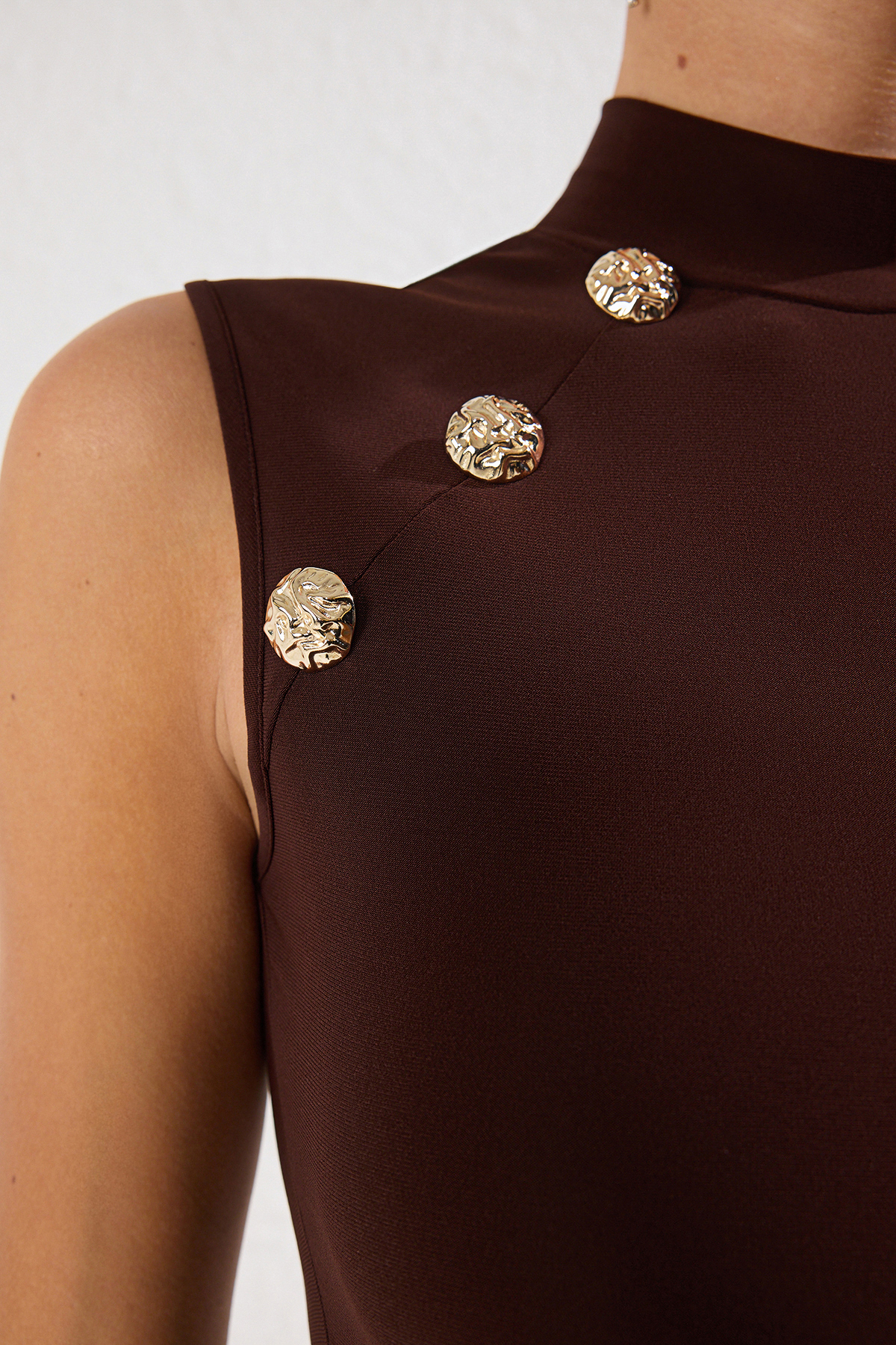 Trendyolmilla  Kahverengi Dik Yaka Aksesuar Detaylı Örme Şık Bluz TPRSS25BZ00020 - Görsel 4