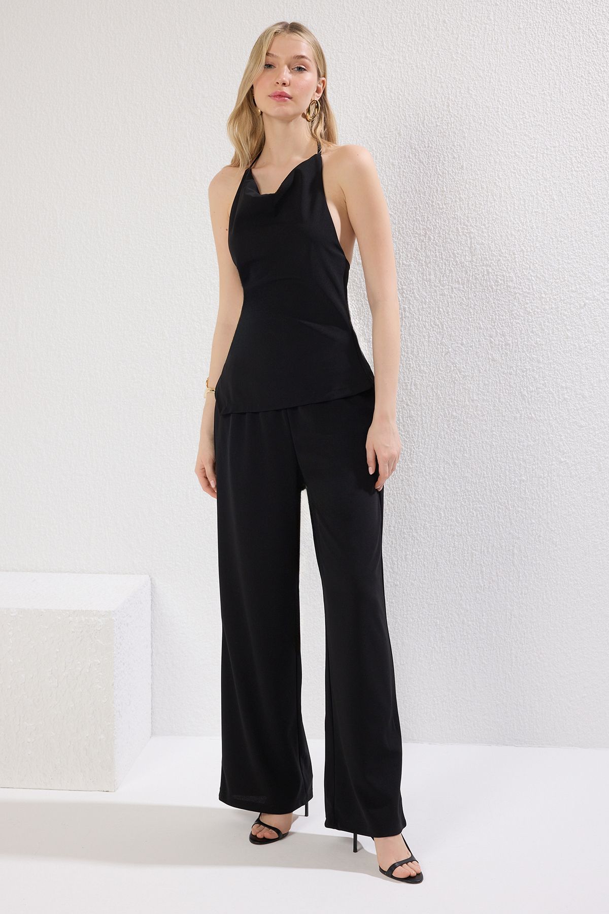 Trendyol Collection-Schwarzer, mit Blumenmuster bedruckter, asymmetrischer, gestrickter Unterteil-Oberteil-Anzug TWOSS25AU00024 2