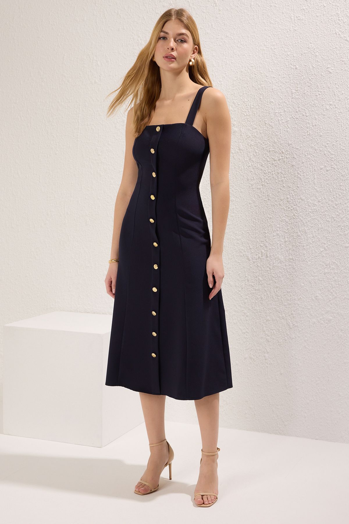 Trendyol Collection-Tmavě modré rovné midi tkané šaty do áčka Twoss25El00287 2