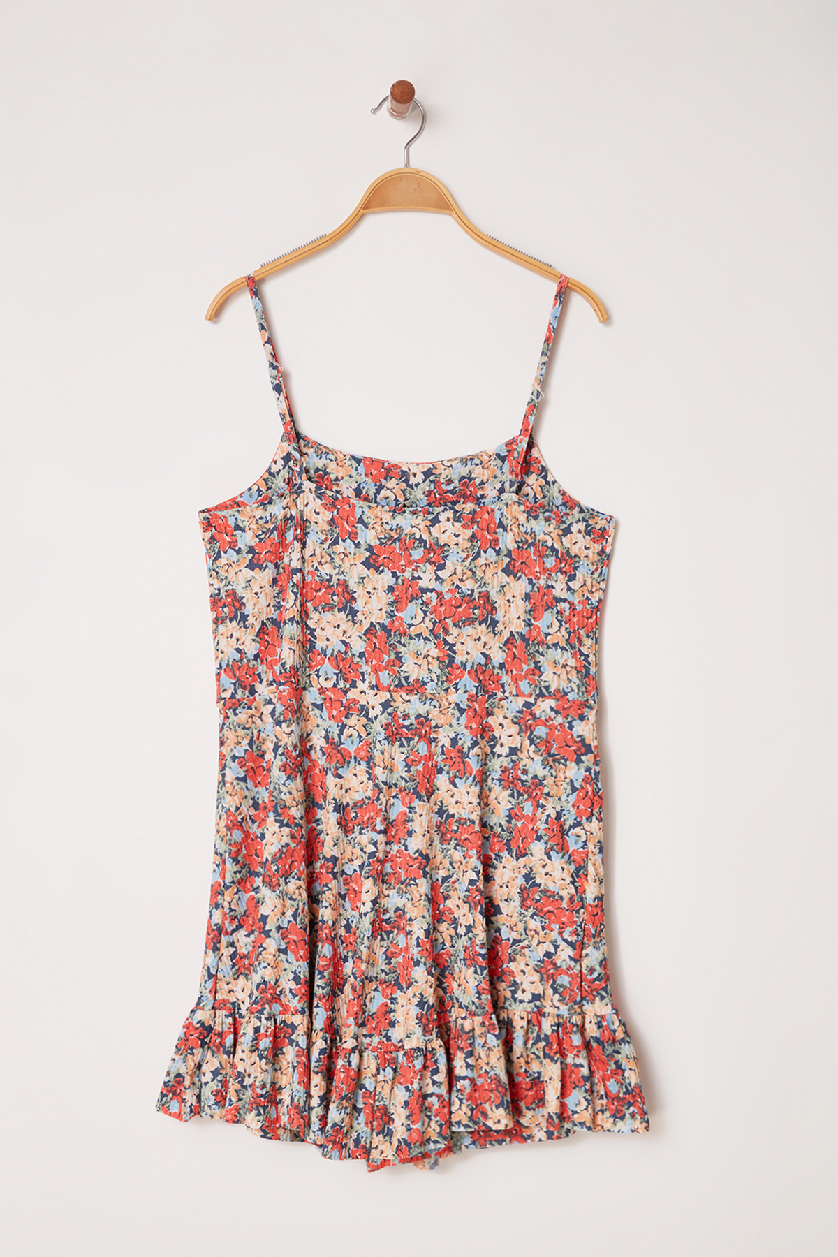 Trendyol Curve-Roter Mini-Strickoverall mit Volants und Shorts TBBSS24BG00000 7