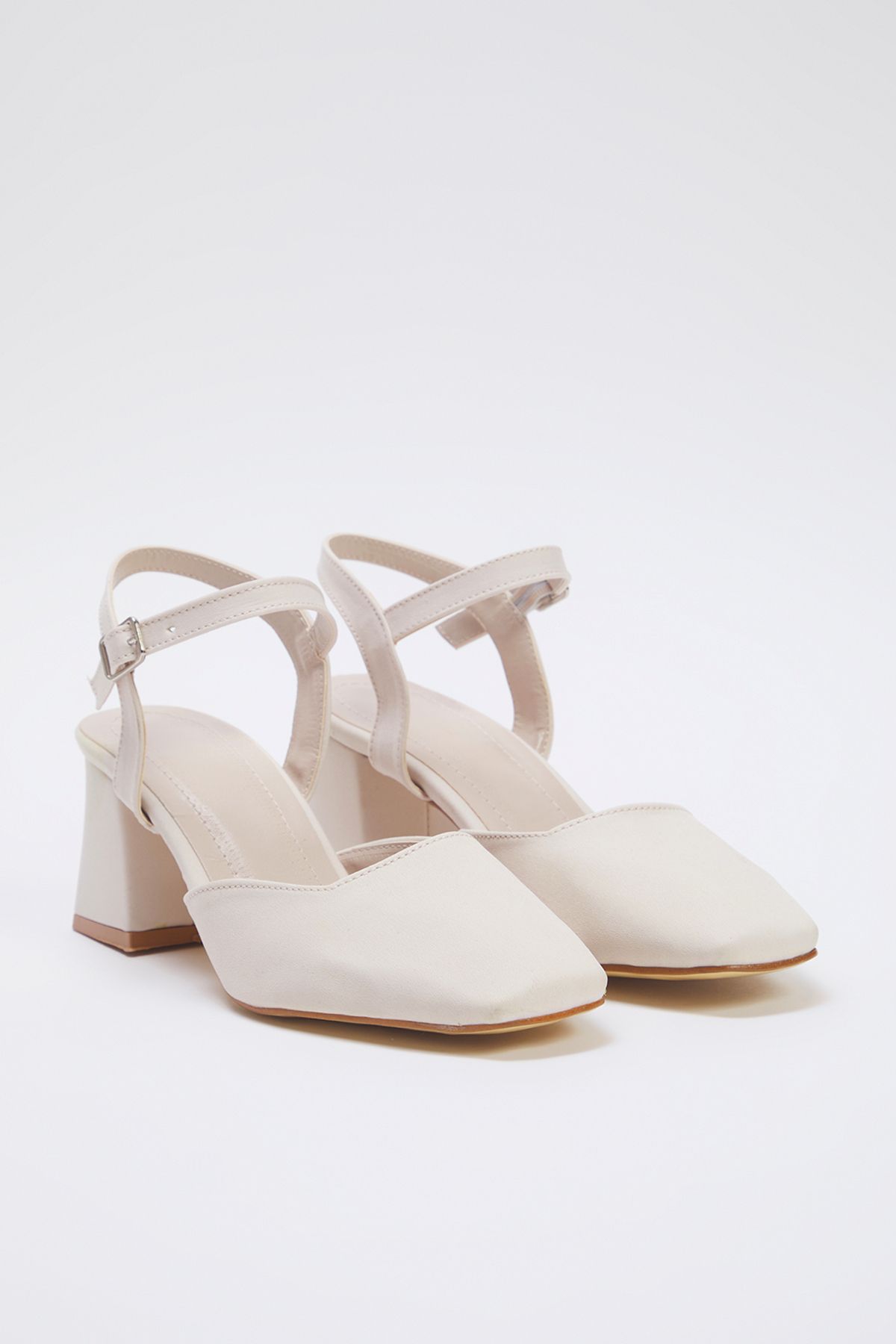 TRENDYOL SHOES-Beigefarbene Damenschuhe mit Knöchelriemen und quadratischer Zehenpartie und Blockabsatz TAKSS25TO00052 4
