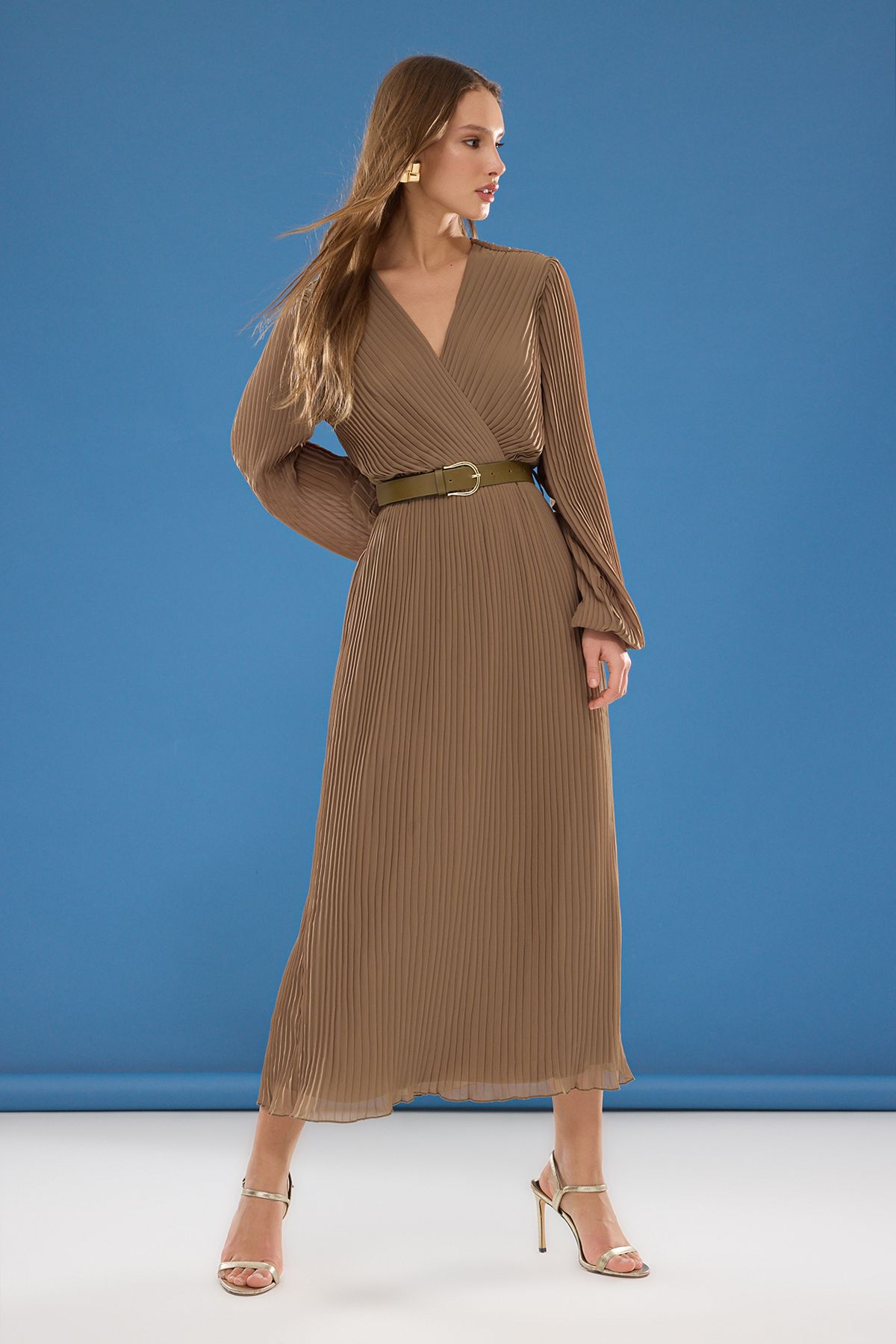 Trendyol Collection A-vonalú redőzött sötét nerc maxi ruha - övvel és béléssel sifon TWOAW24EL00471