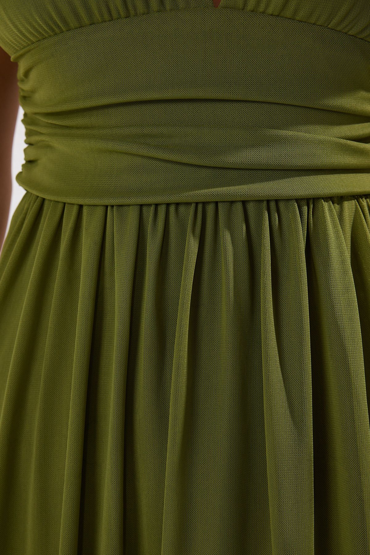 Trendyol Collection-Olejově zelené večerní maxi šaty s výstřihem do V a výstřihem do V TPRSS25AE00096 3