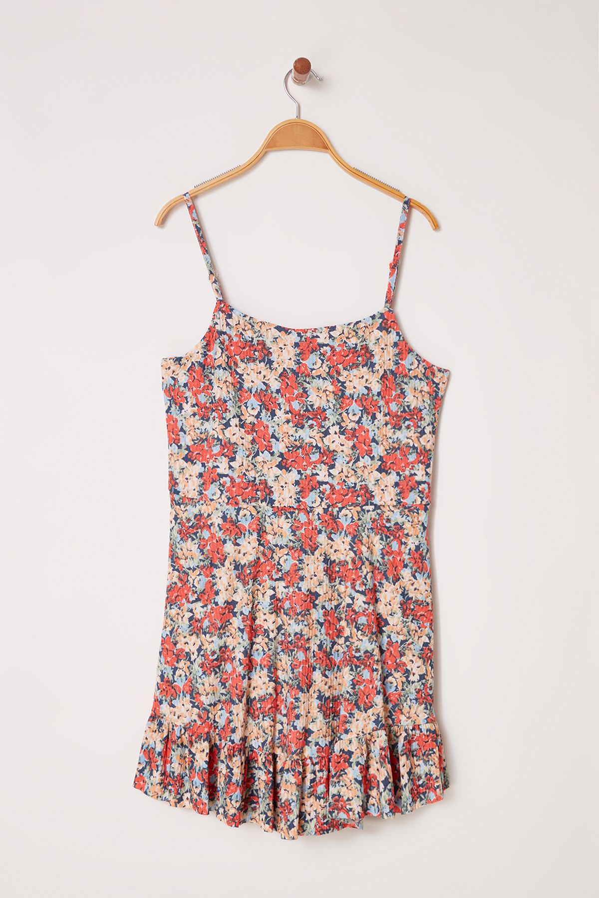 Trendyol Curve-Roter Mini-Strickoverall mit Volants und Shorts TBBSS24BG00000 5