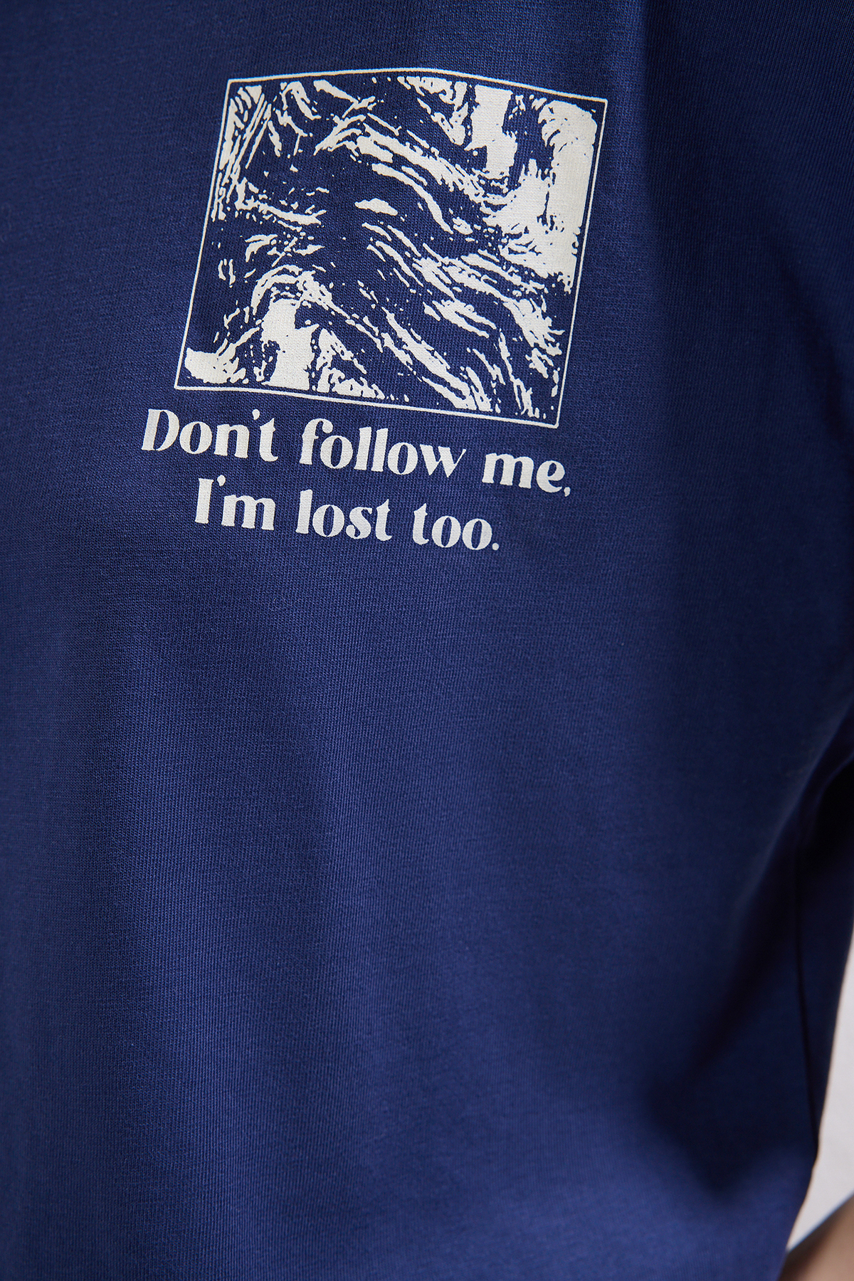 Trendyolmilla  Lacivert %100 Pamuk Sırt ve Ön Baskılı Oversize/Rahat Kesim Örme T-Shirt TWOSS24TS00234 - Görsel 3