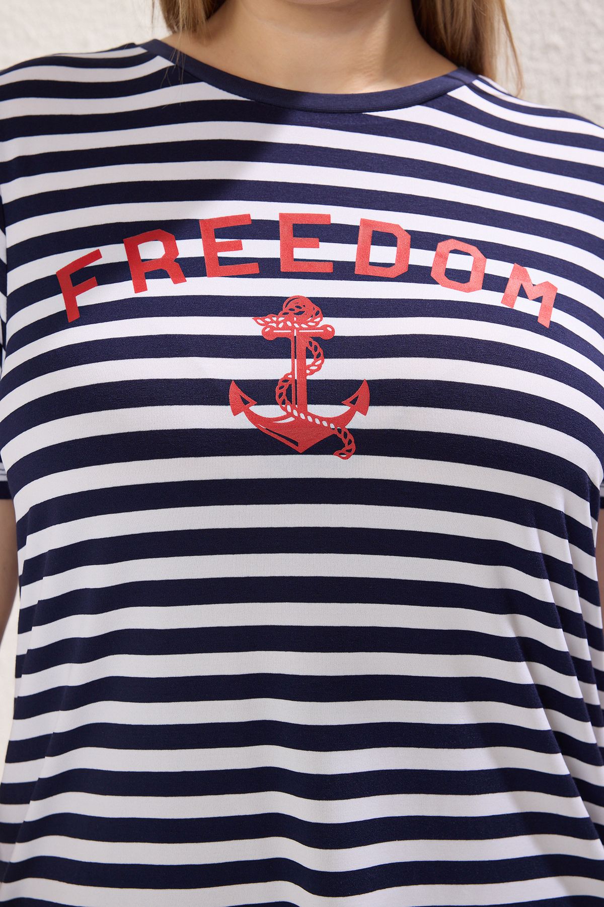 Trendyol Curve-Marineblaues, gestreiftes, bedrucktes T-Shirt in Übergröße TBBSS25BF00037 3