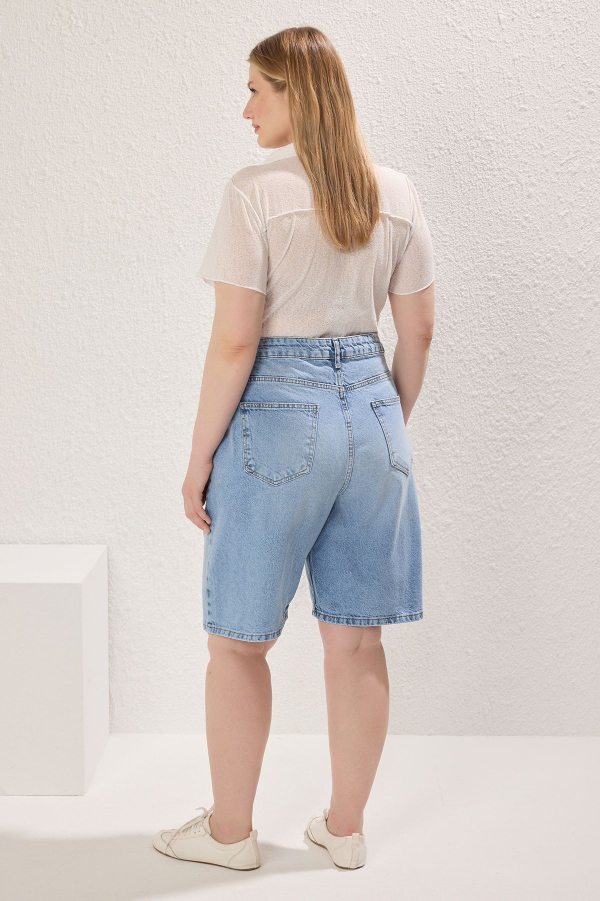 Trendyol Curve-Světle modré šortky Straight Fit Denim Plus Size s vysokým pasem Tbbss25Ap00016 4