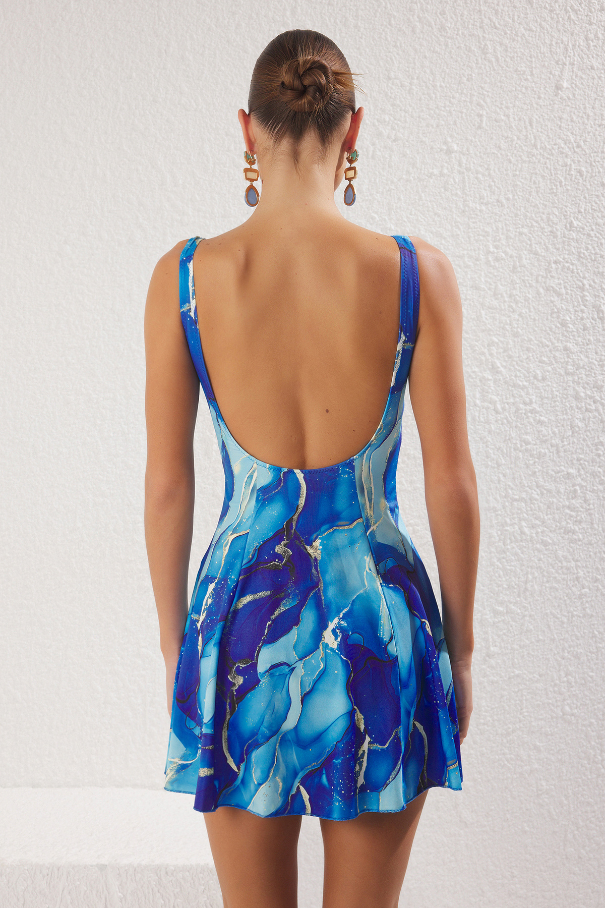 Trendyol Collection-Abstrakter Badeanzug mit quadratischem Ausschnitt und Rock – TBESS24MA00175 5