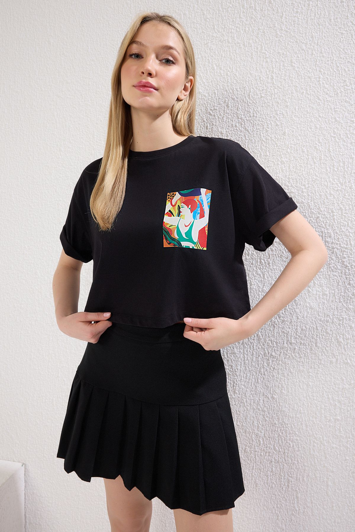 Trendyol Collection Černá 100% bavlna Potištěný uvolněný/široký uvolněný střih pletené tričko Twoss23Ts00369